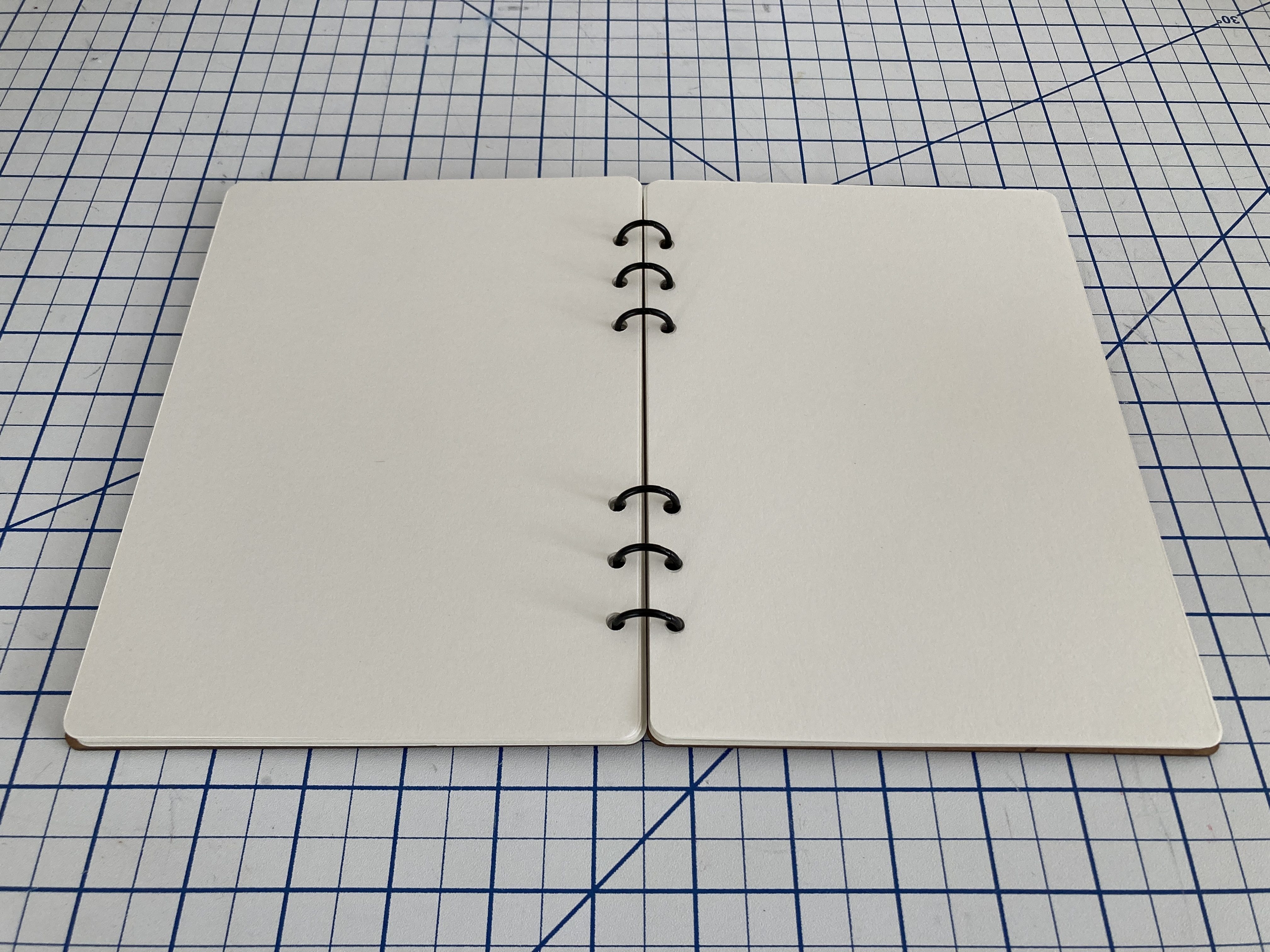 Miniatura 2 do modelo 3D Refillable 6-Ring Notebook (Parameterized)