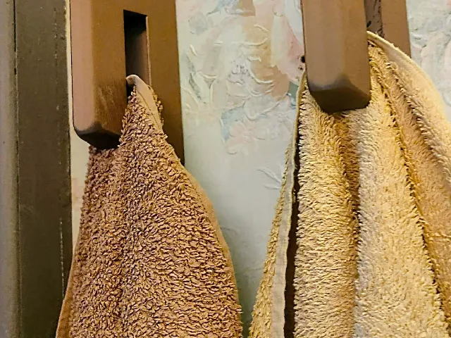 Porte-serviette mural avec fixation cachée - Wall-mounted towel holder with hidden mounting