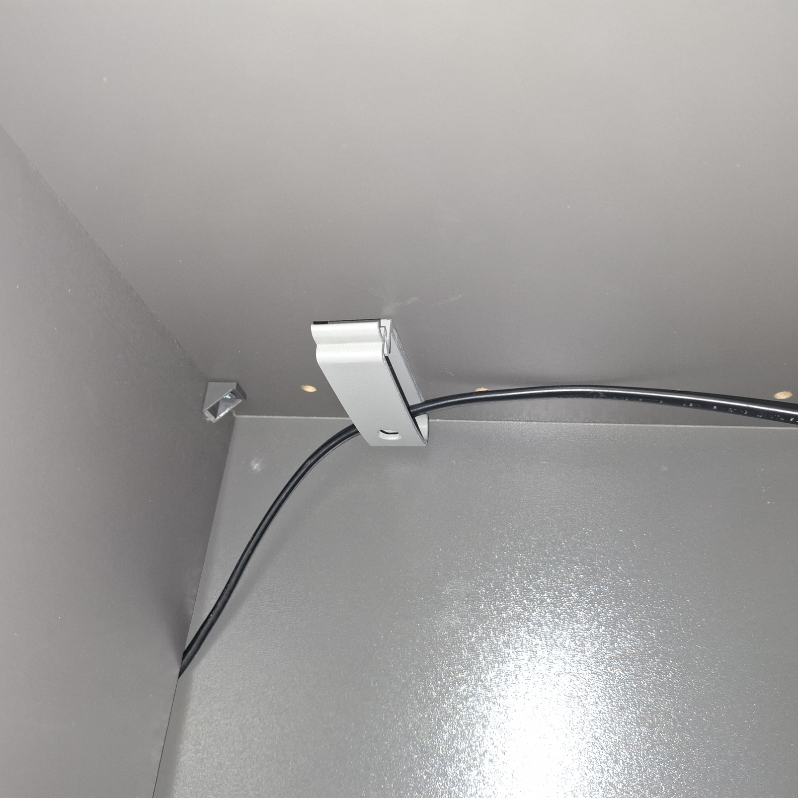Kabelhalter für Schrank-Rasterlöcher
