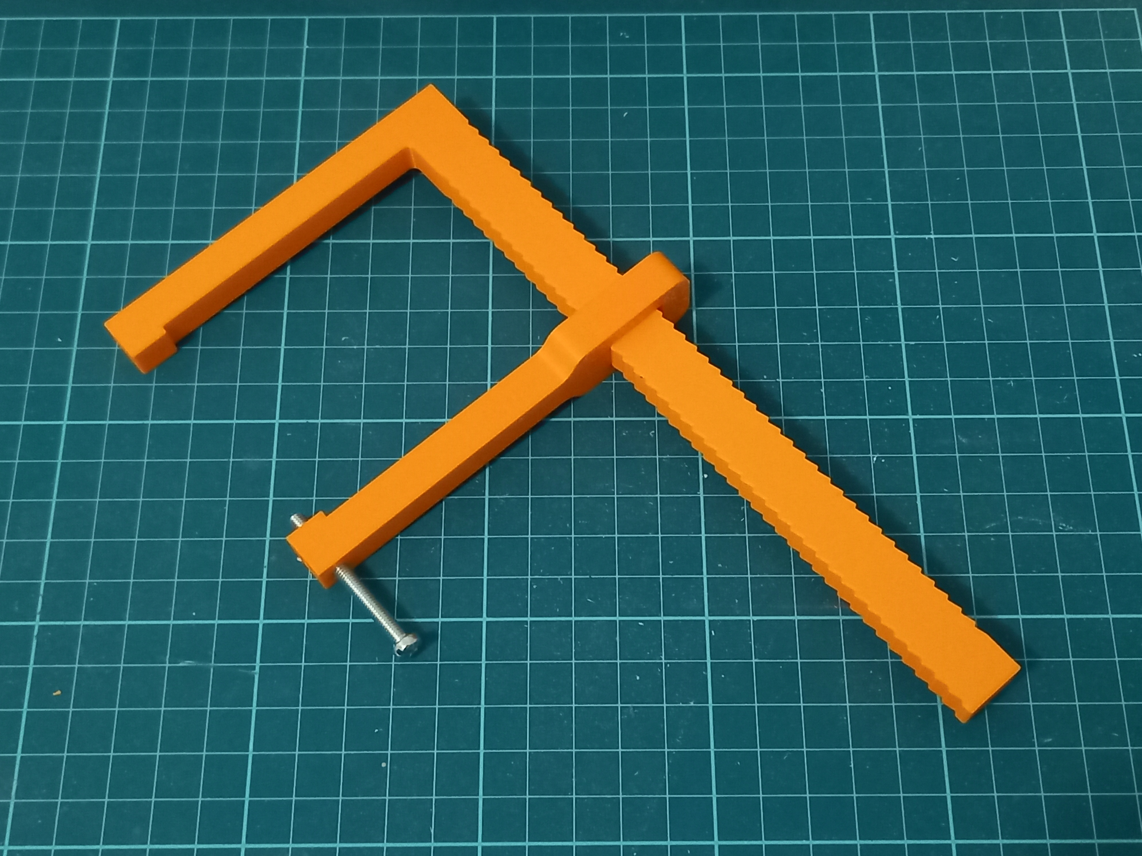 Light duty clamp for modelmaking