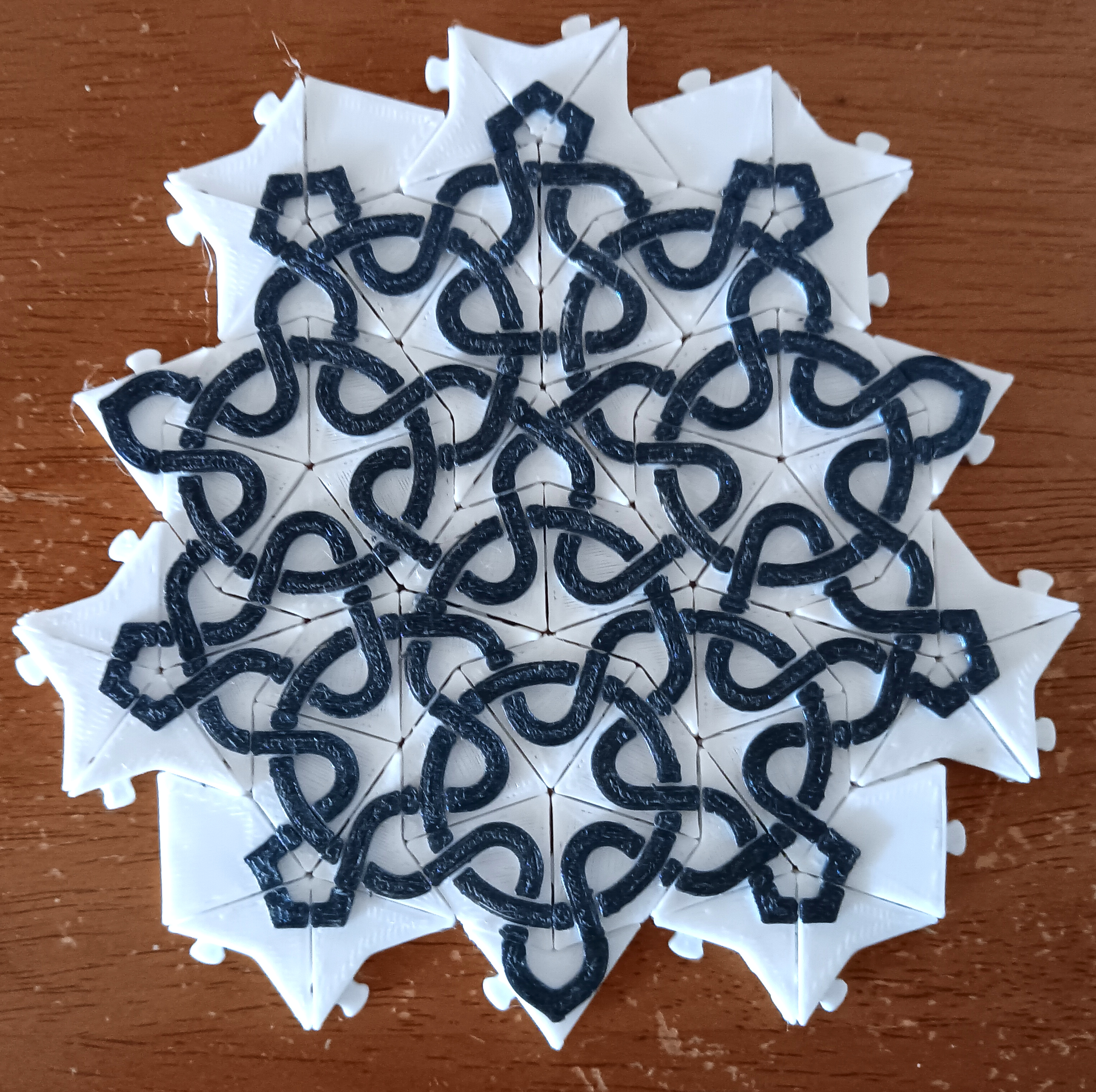 Penrose kite and dart covered jigsaw with braids