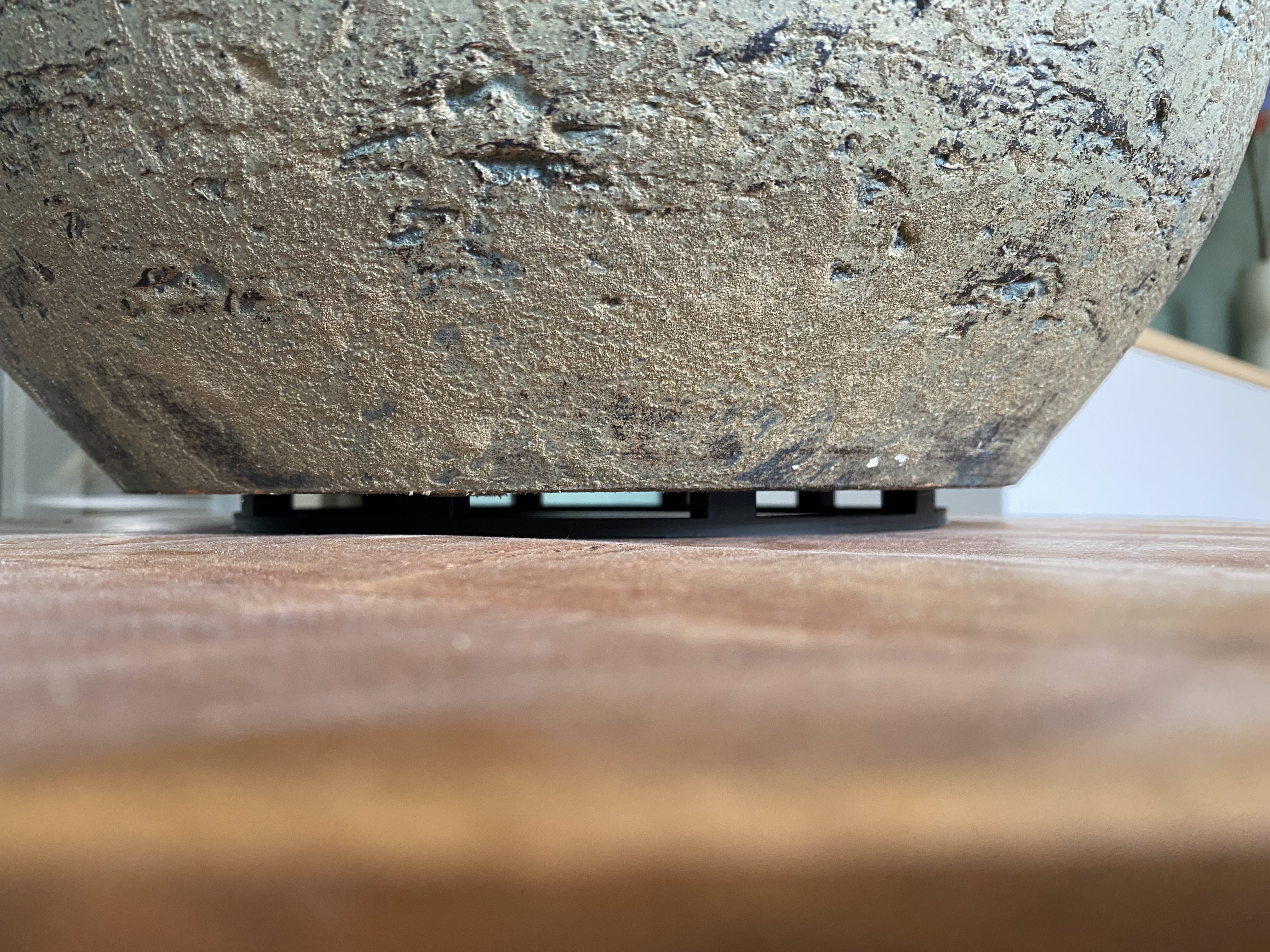Plant pot spacer to prevent moisture stains