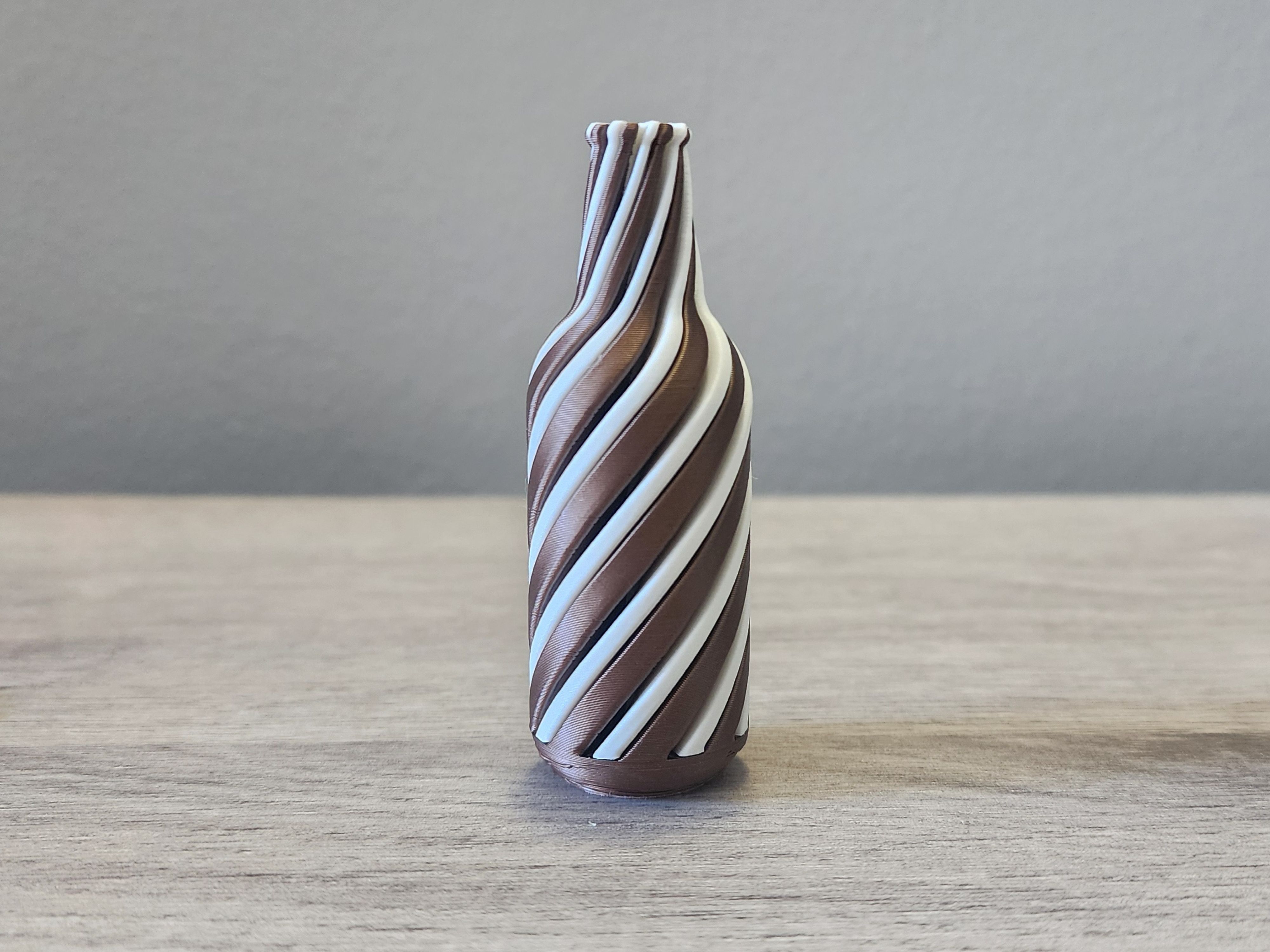 Miniatura 2 do modelo 3D Beer Bottle Impossible Passthrough