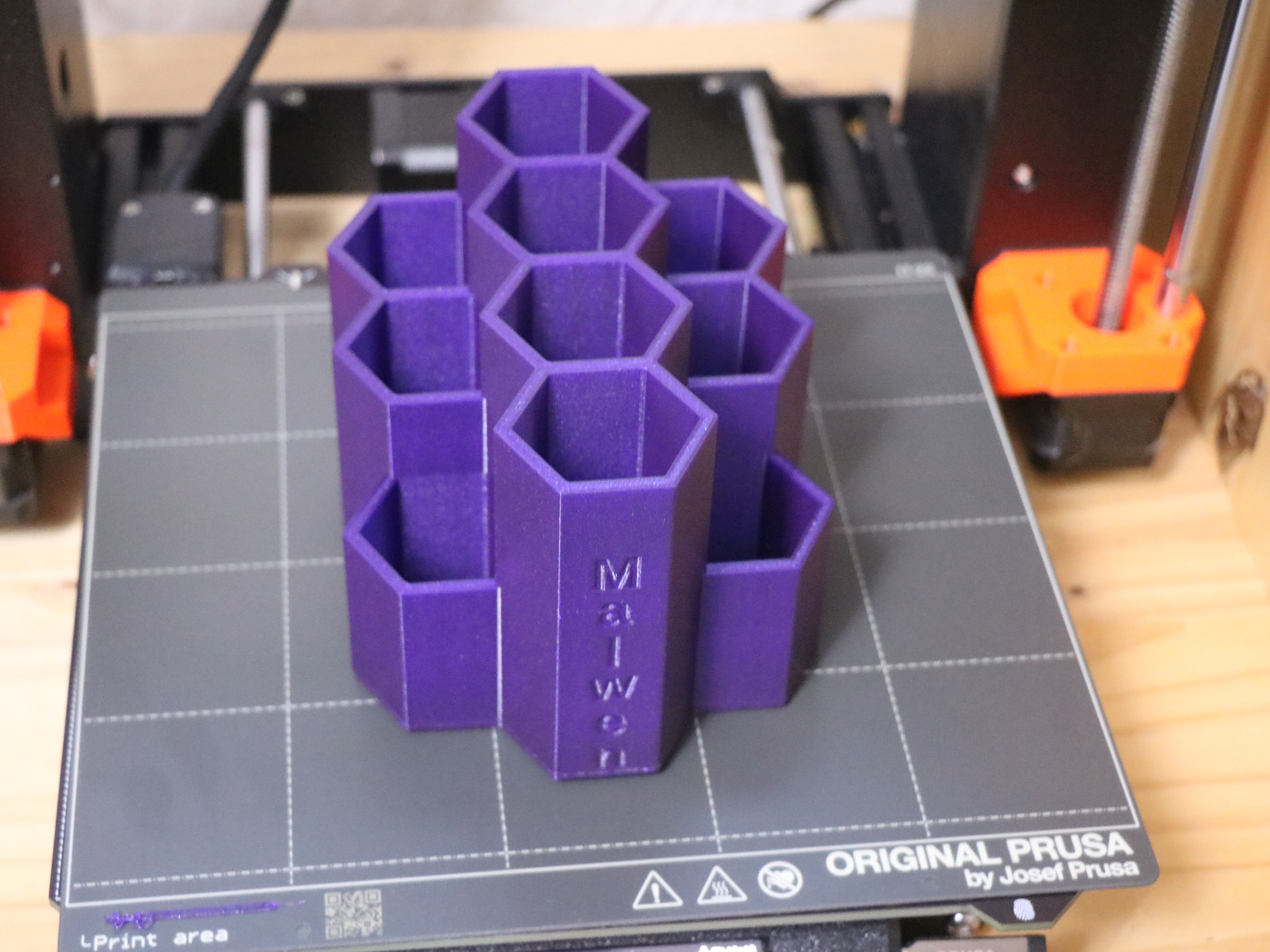 Customizable hexagon based desktop organizer