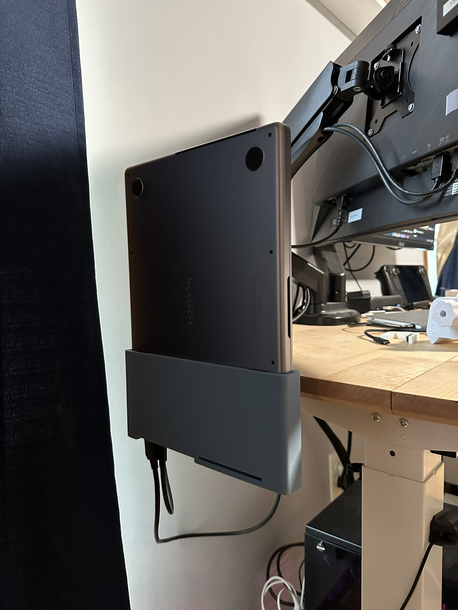 Vertical MacBook Pro 14" Desk Clamp Holder