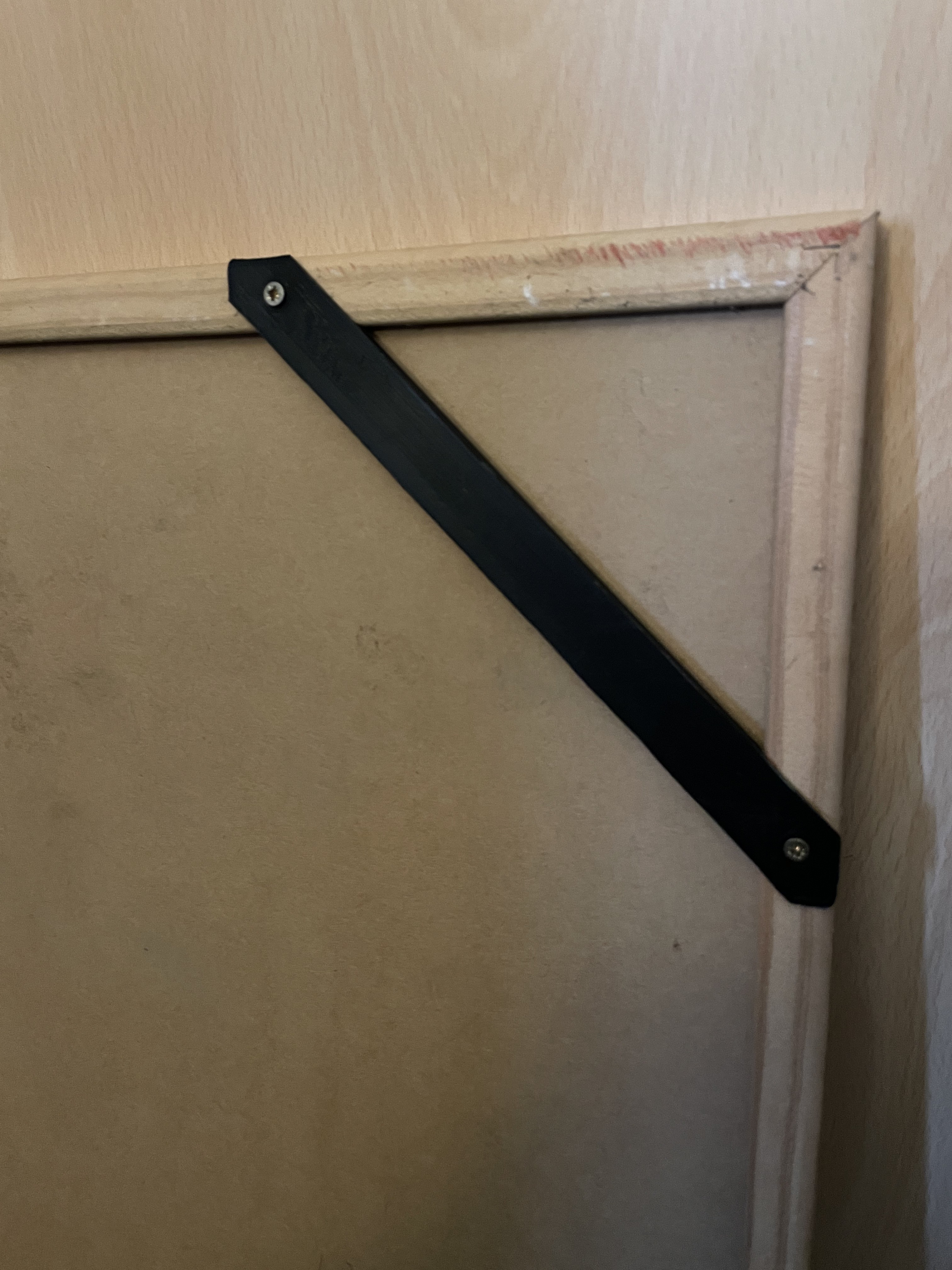 Diagonal frame corner brace