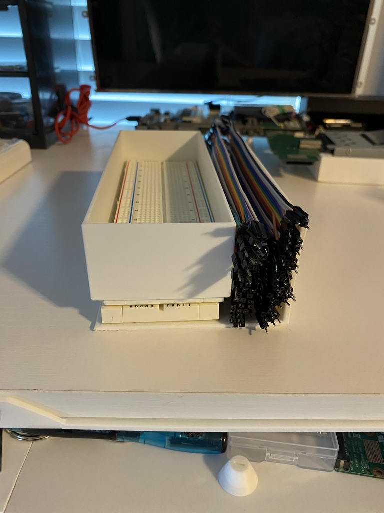 Miniatura 4 do modelo 3D Breadboard Holder