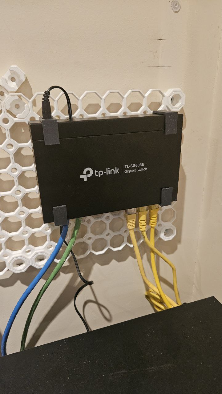 TPLink TL-SG608E Multiboard mount