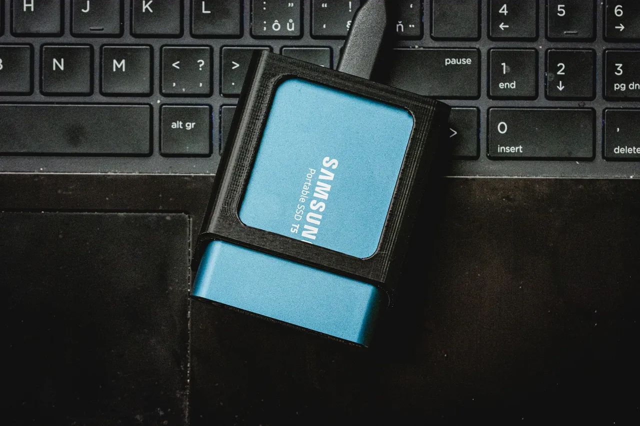 Samsung T5 SSD Laptop Lid Holder by Ivo Slanina | Download free