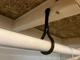 Closet rod middle support