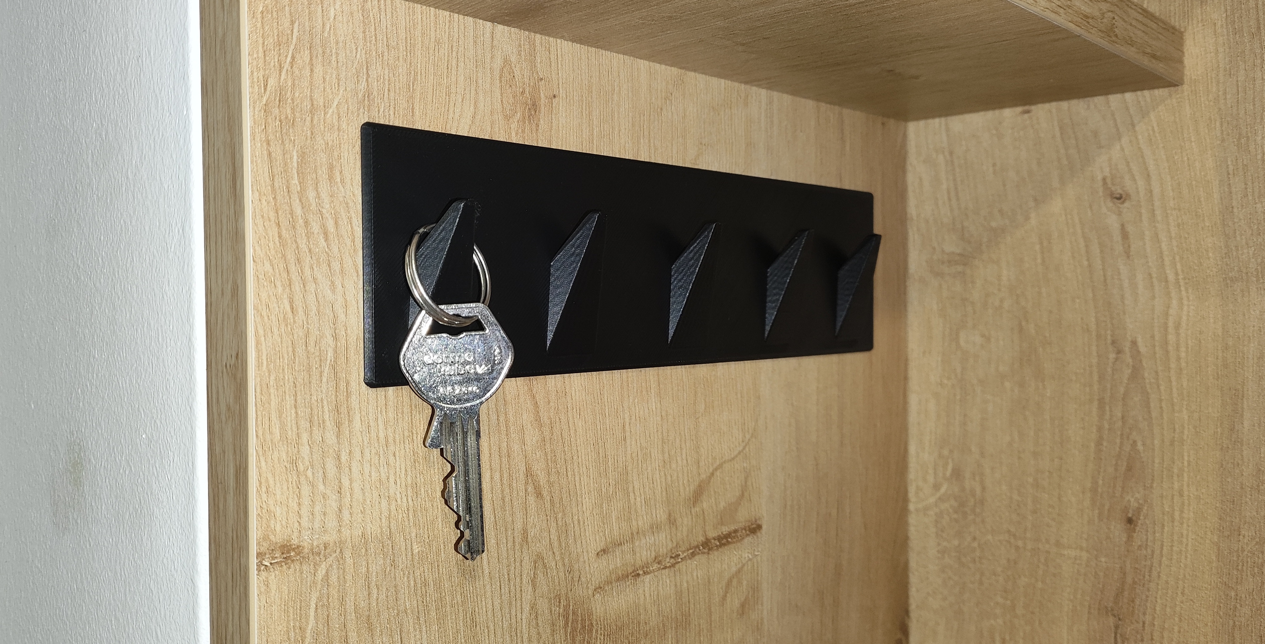Minimalist Key Holder – Elegant Wall-Mounted Hook (No Screws Needed)