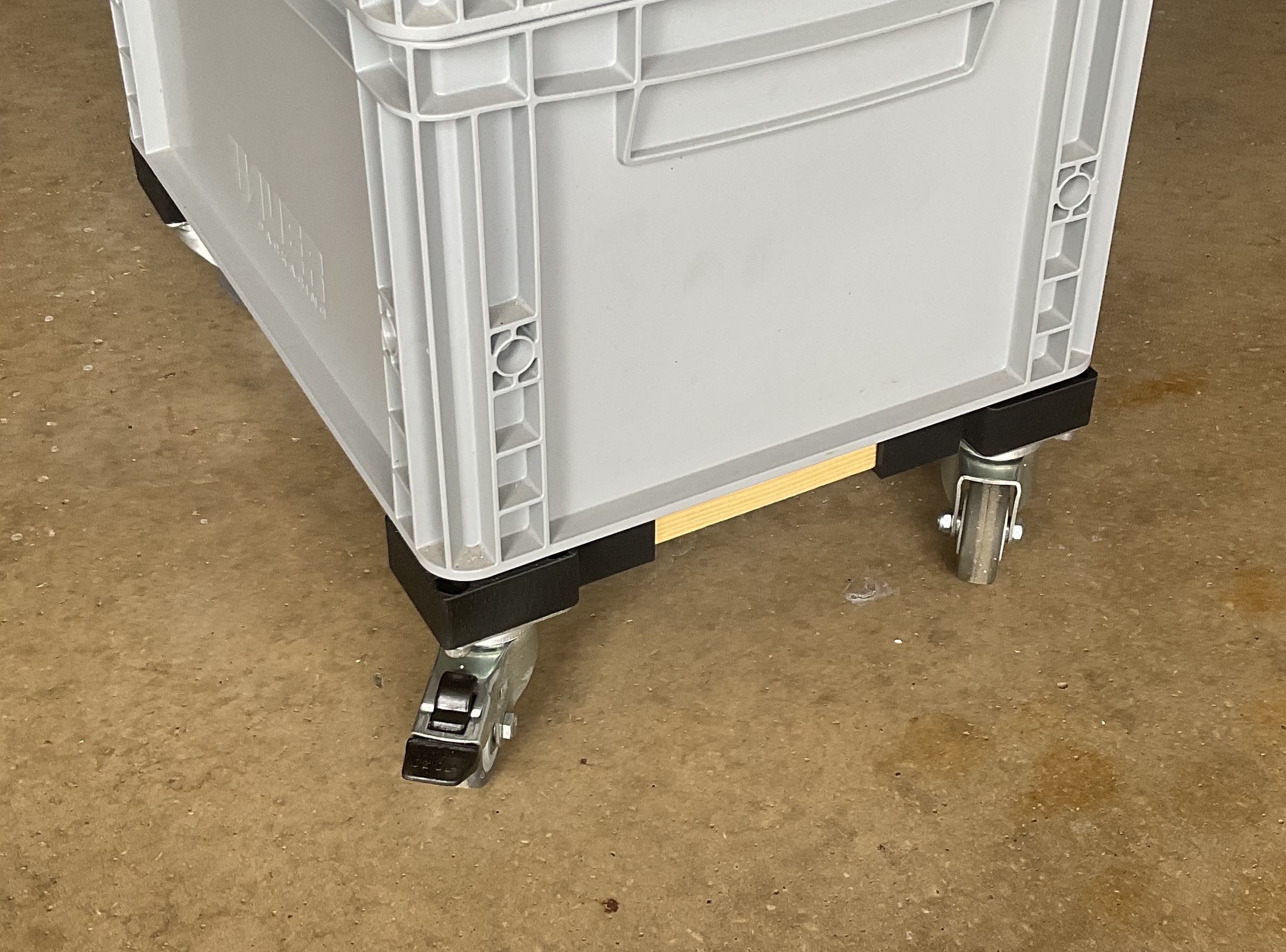 Transport roller for e.g. EURO-box
