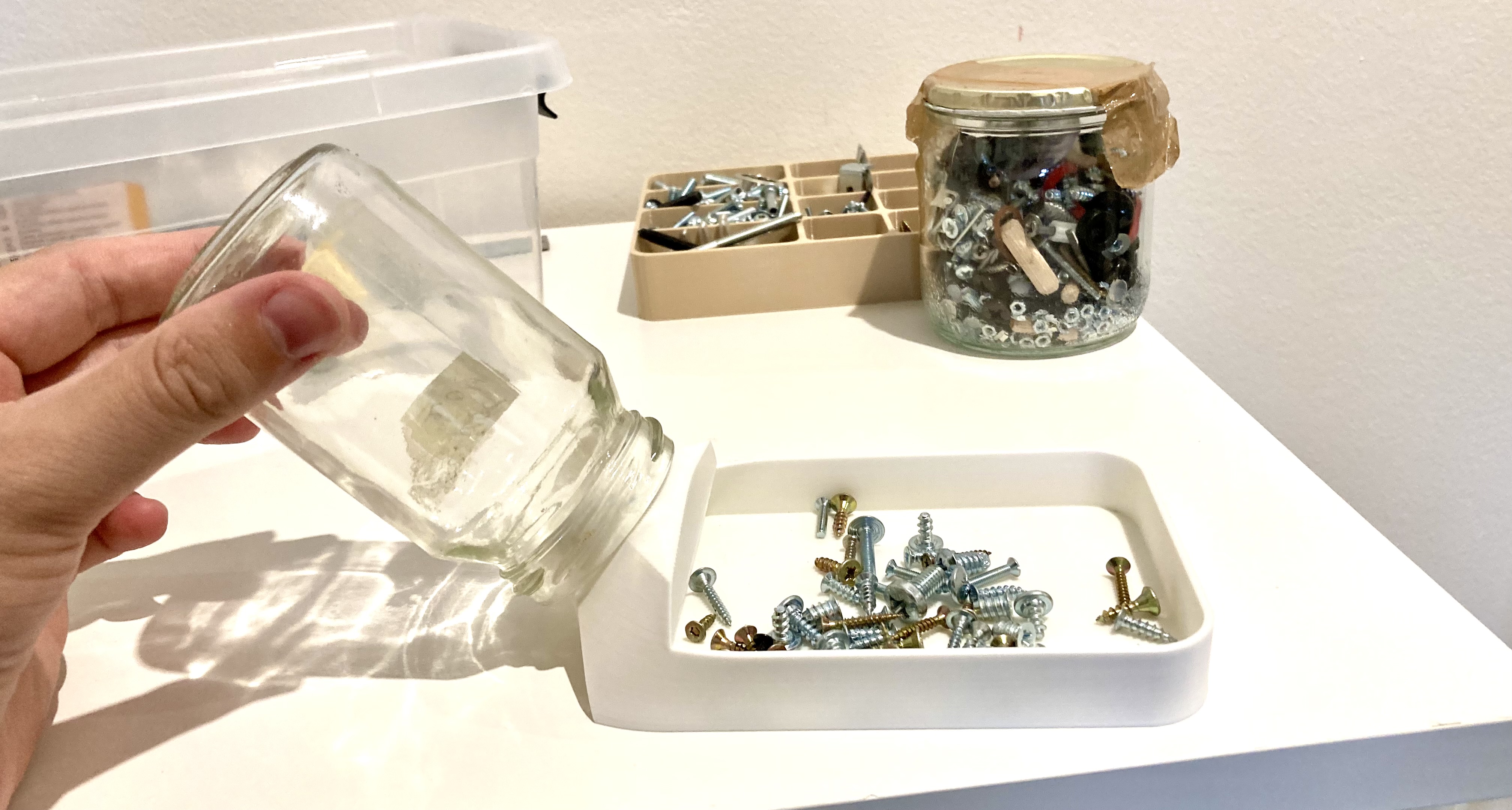 Screw Organizer with Funnel/Organizátor šroubků s trychtýřem