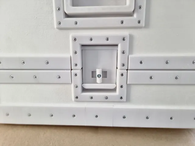 Flightcase lid latch