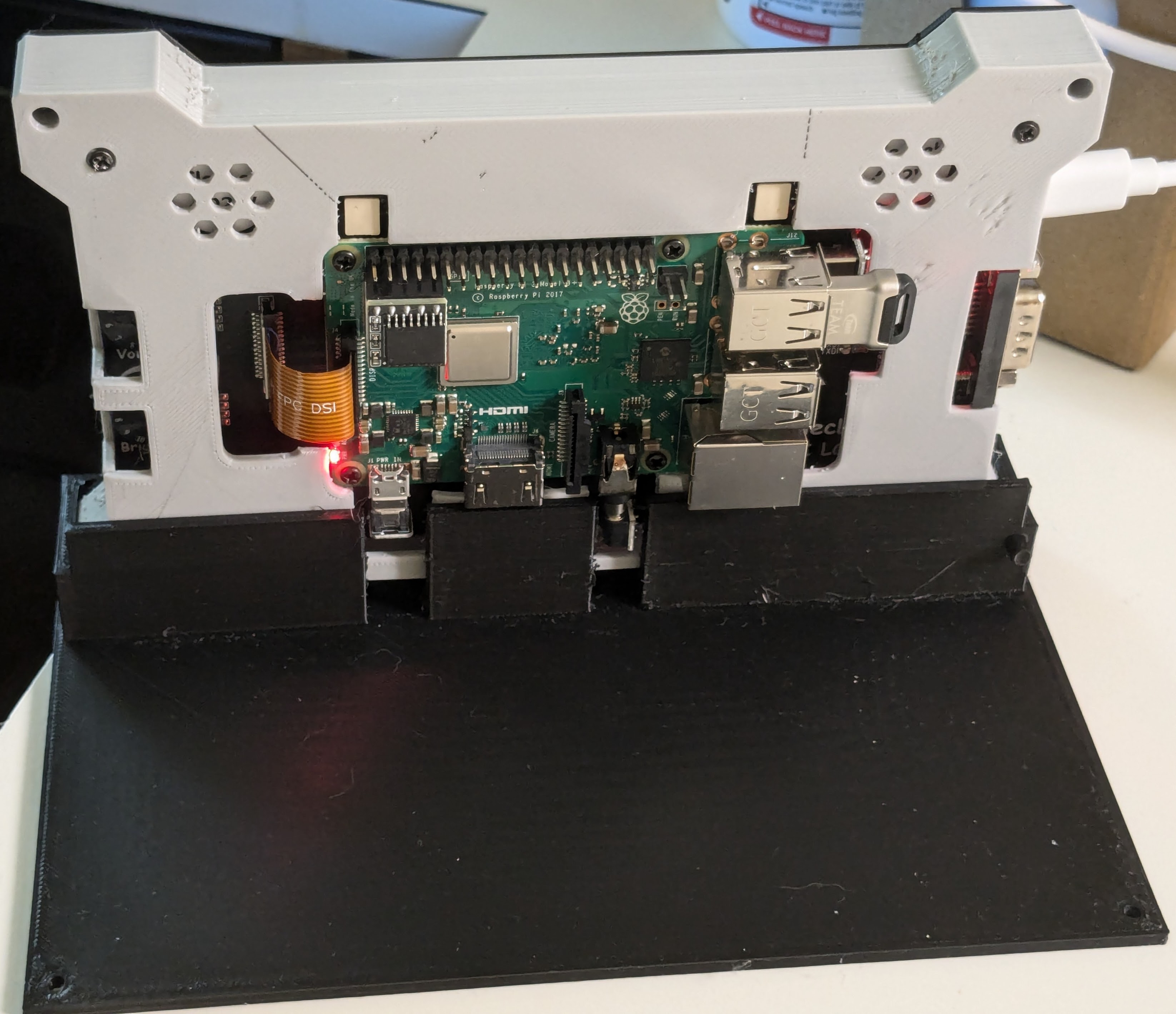 Miniatura 3 do modelo 3D parametric tablet socket stand