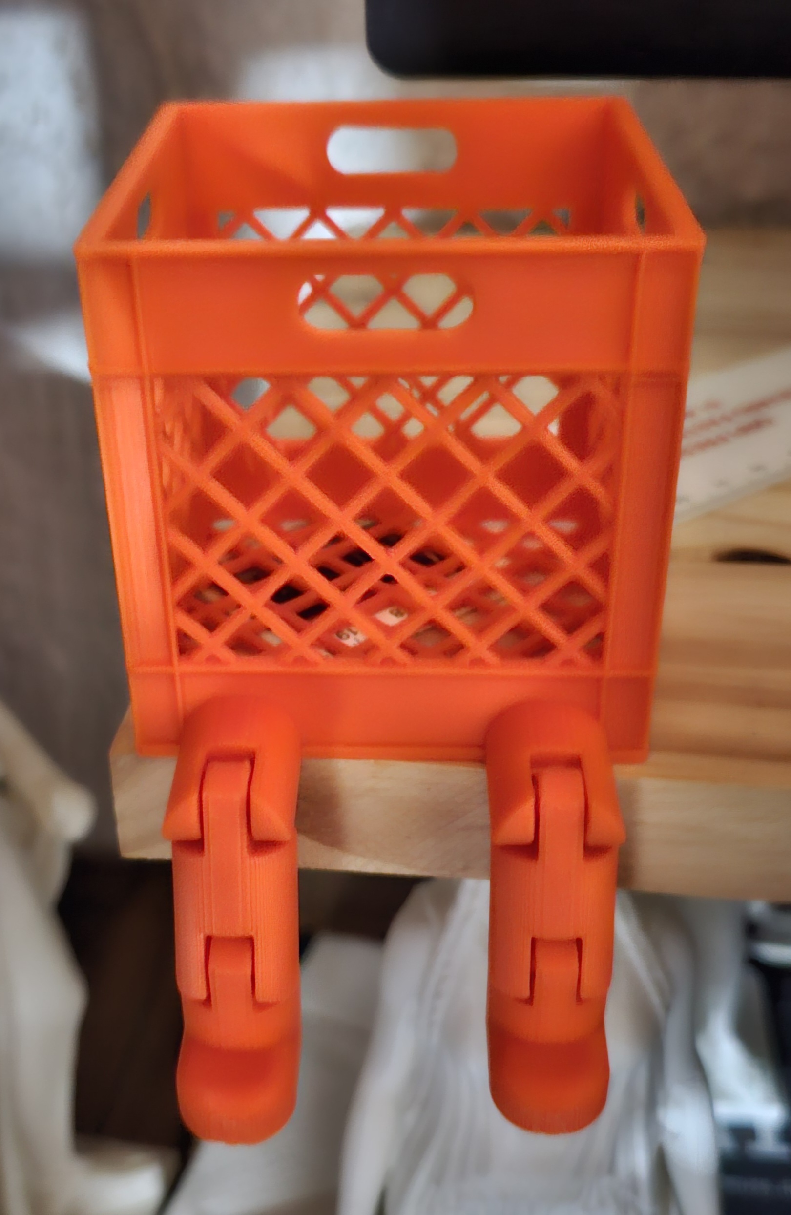 Milk crate with articulated flexi legs