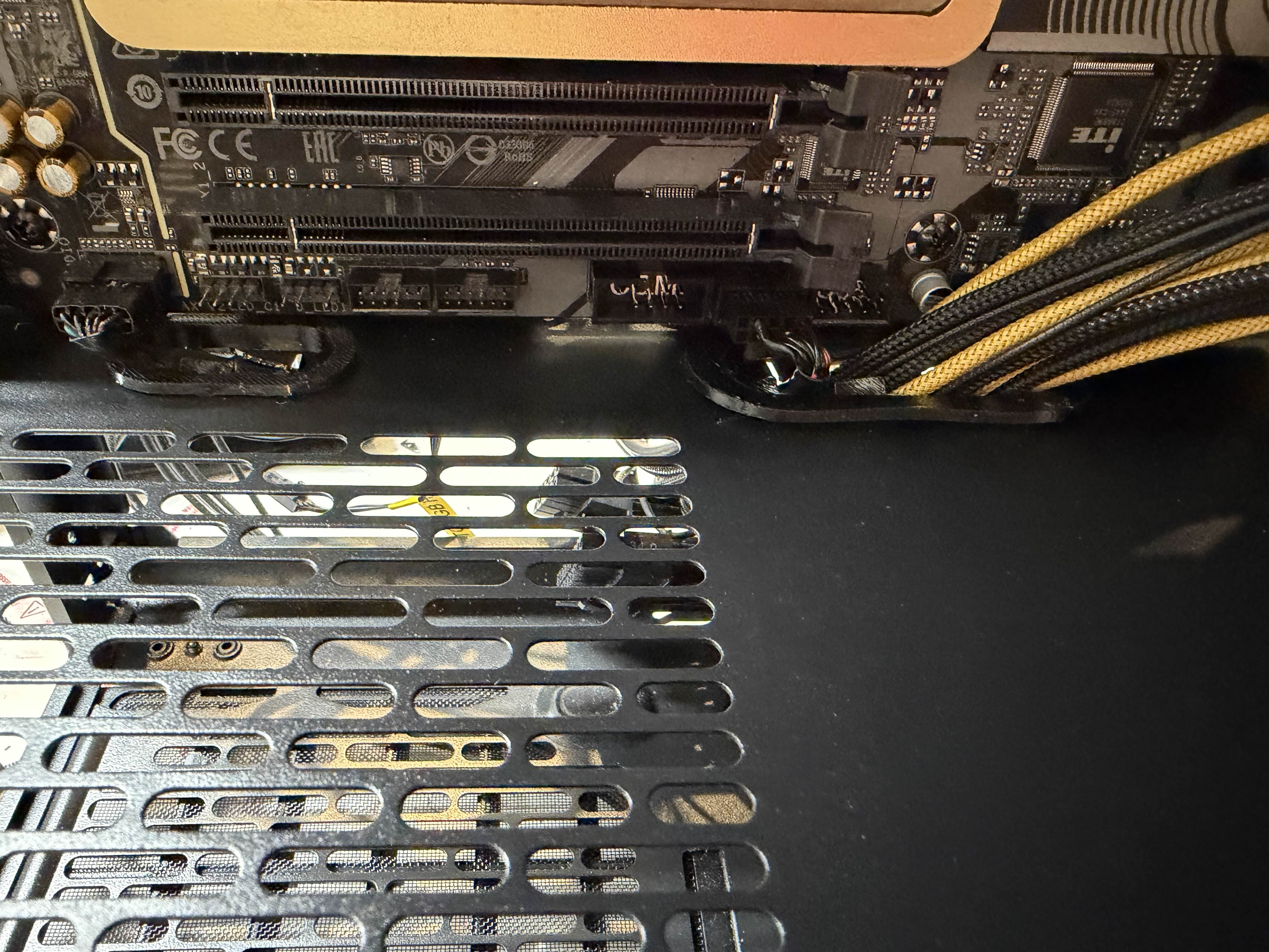 Fractal Design North bottom grommet