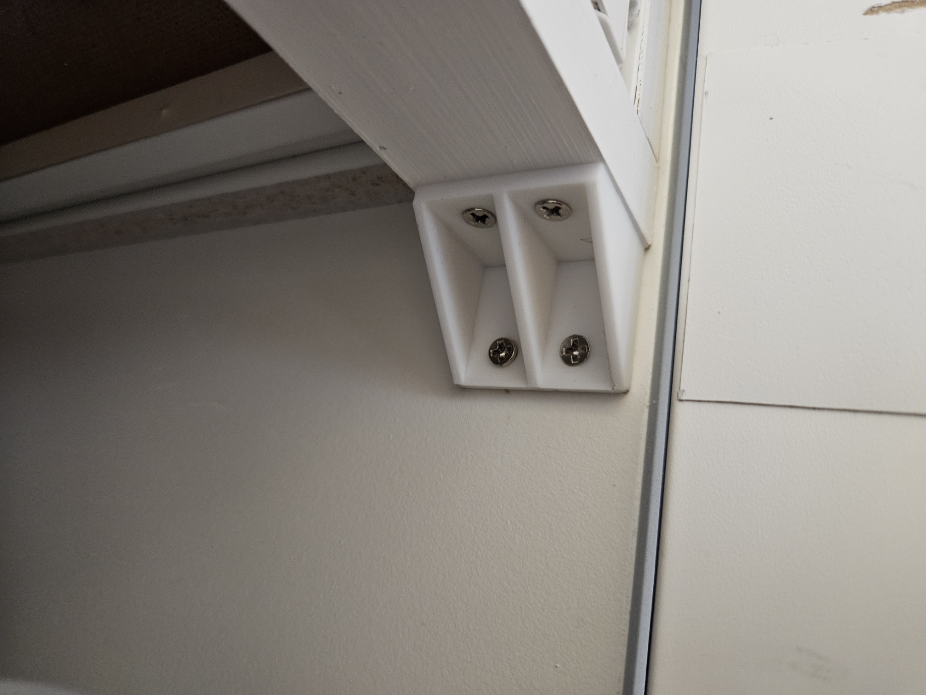 Reinforced 90 degree bracket