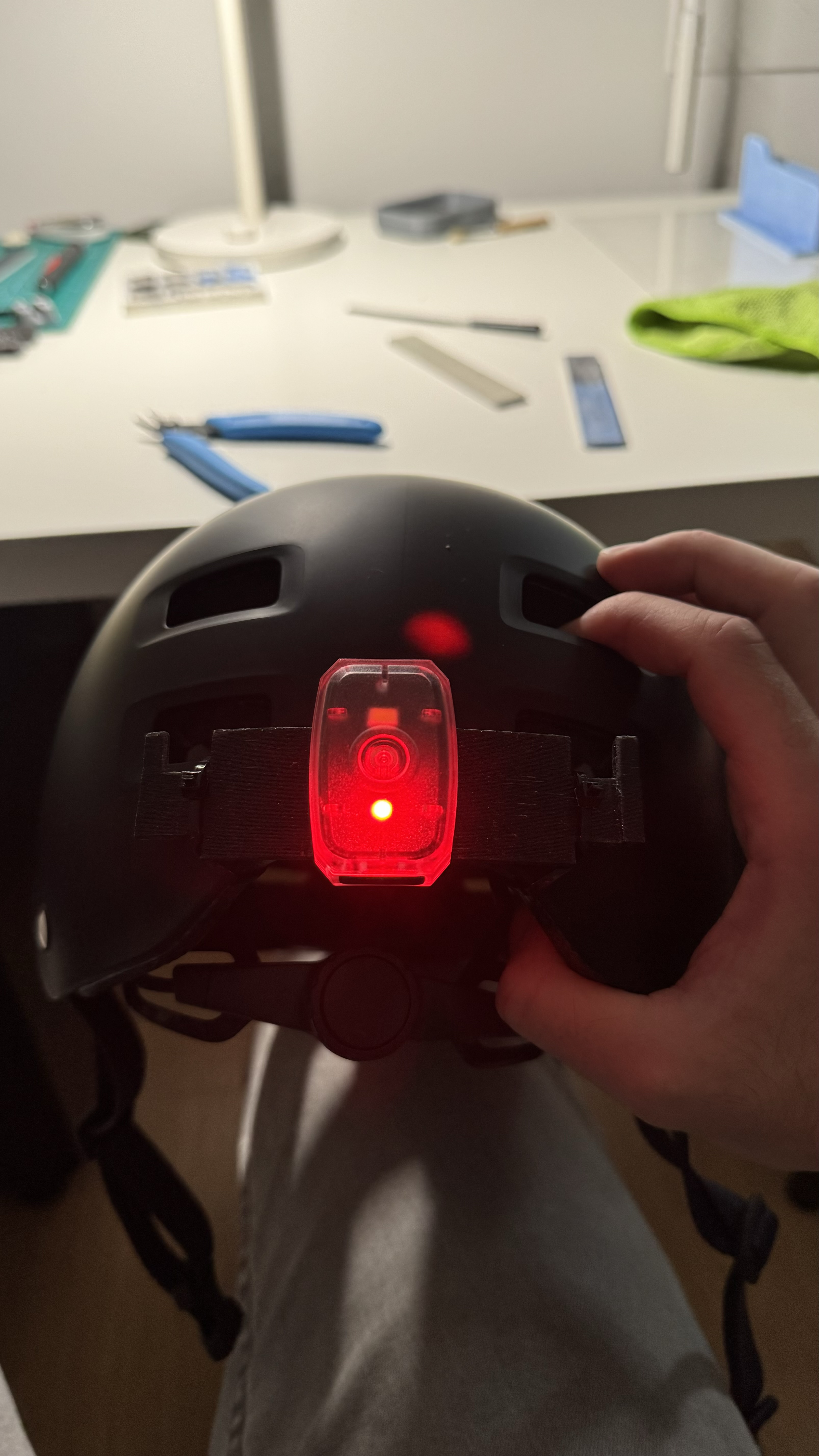 Helmet light mounting bracket