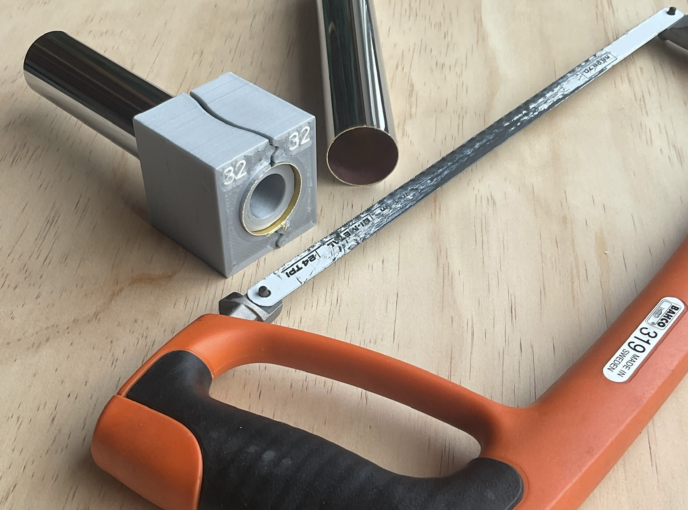 Fixture for sawing 32 mm plumbing pipes while preventing deformation