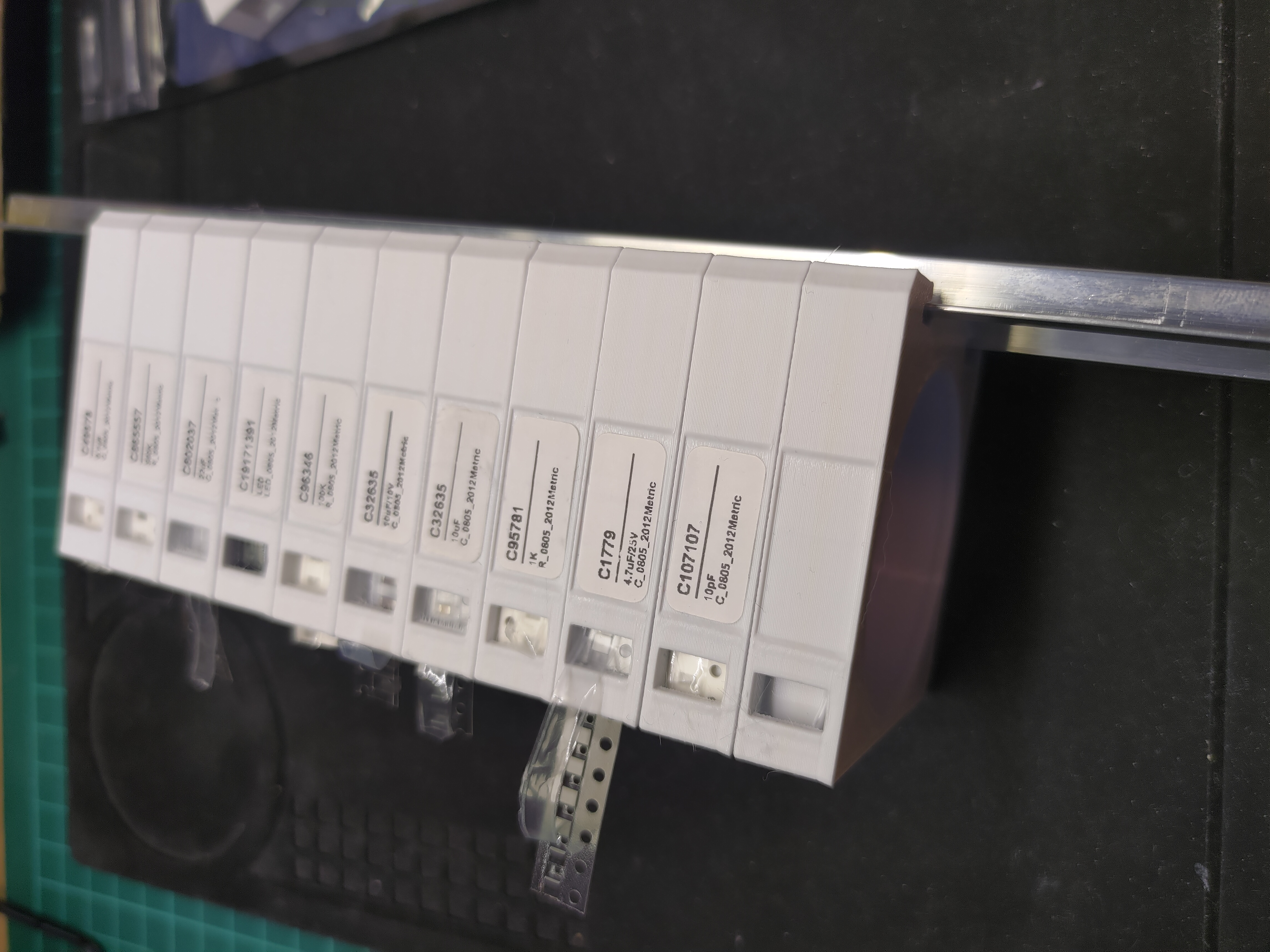 SMD Component dispenser with DIN rail mount