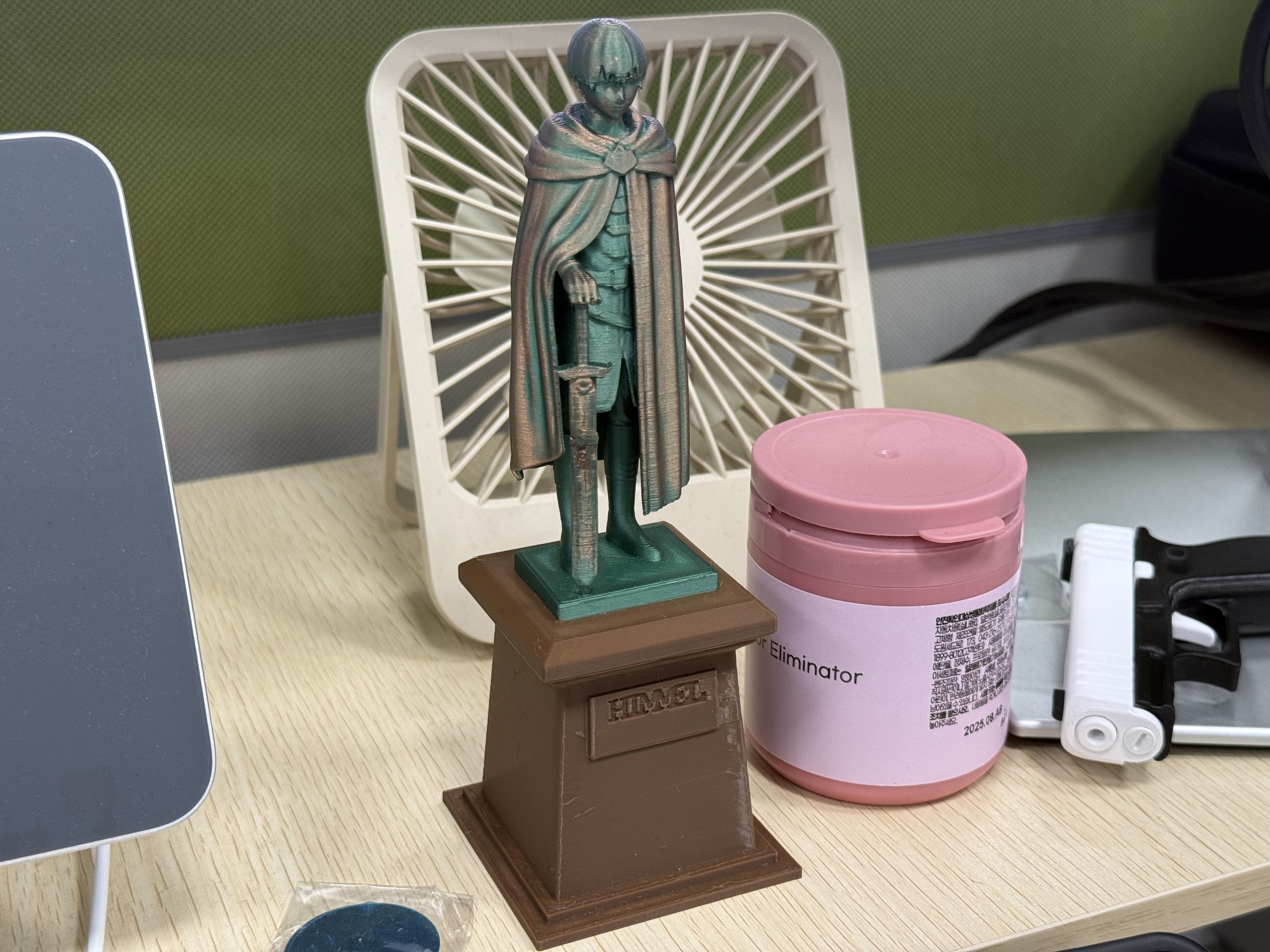 Himmel statue