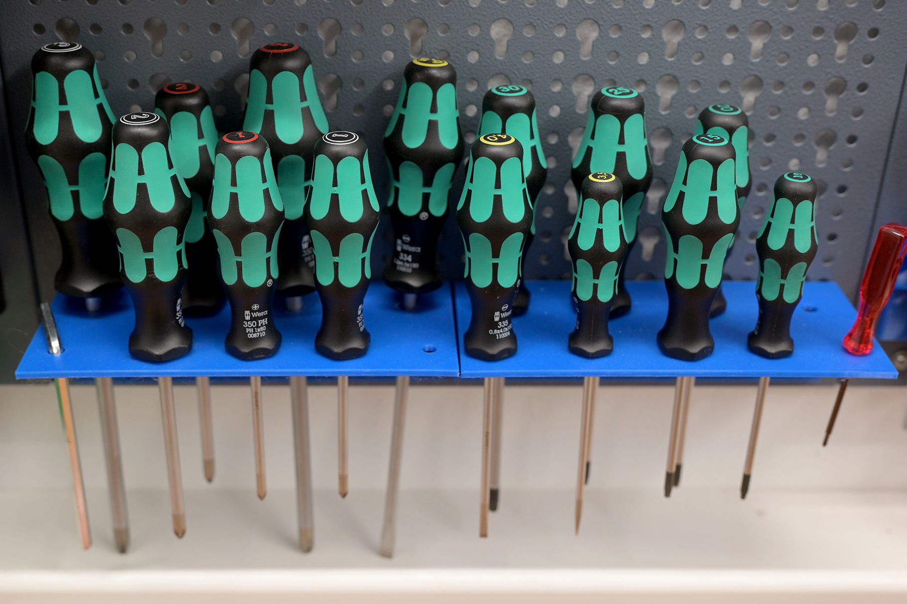 Screwdriver holder for Kuepper pegboard / Schraubendreher-Halter für Küpper-Lochwand
