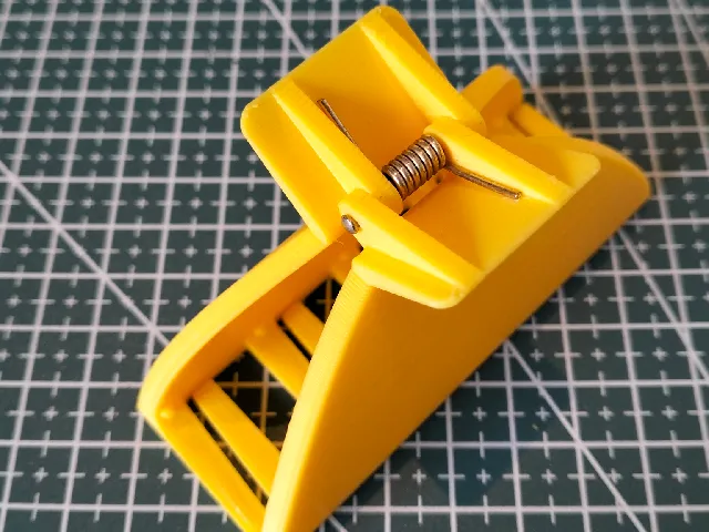 Hair clip with small spikes