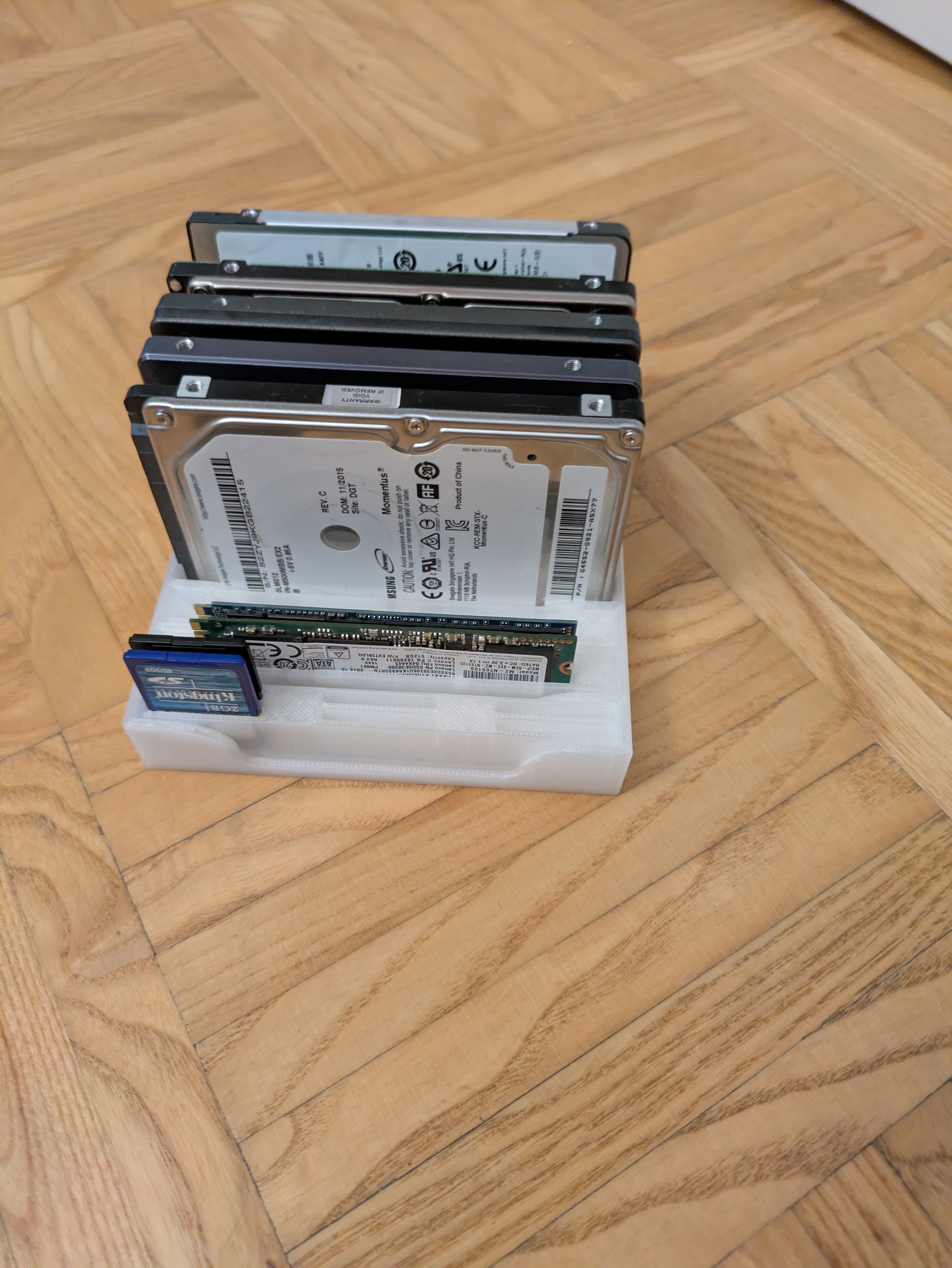 SSD HDD holder/organizer 2,5'' + extras: NVME, SD card