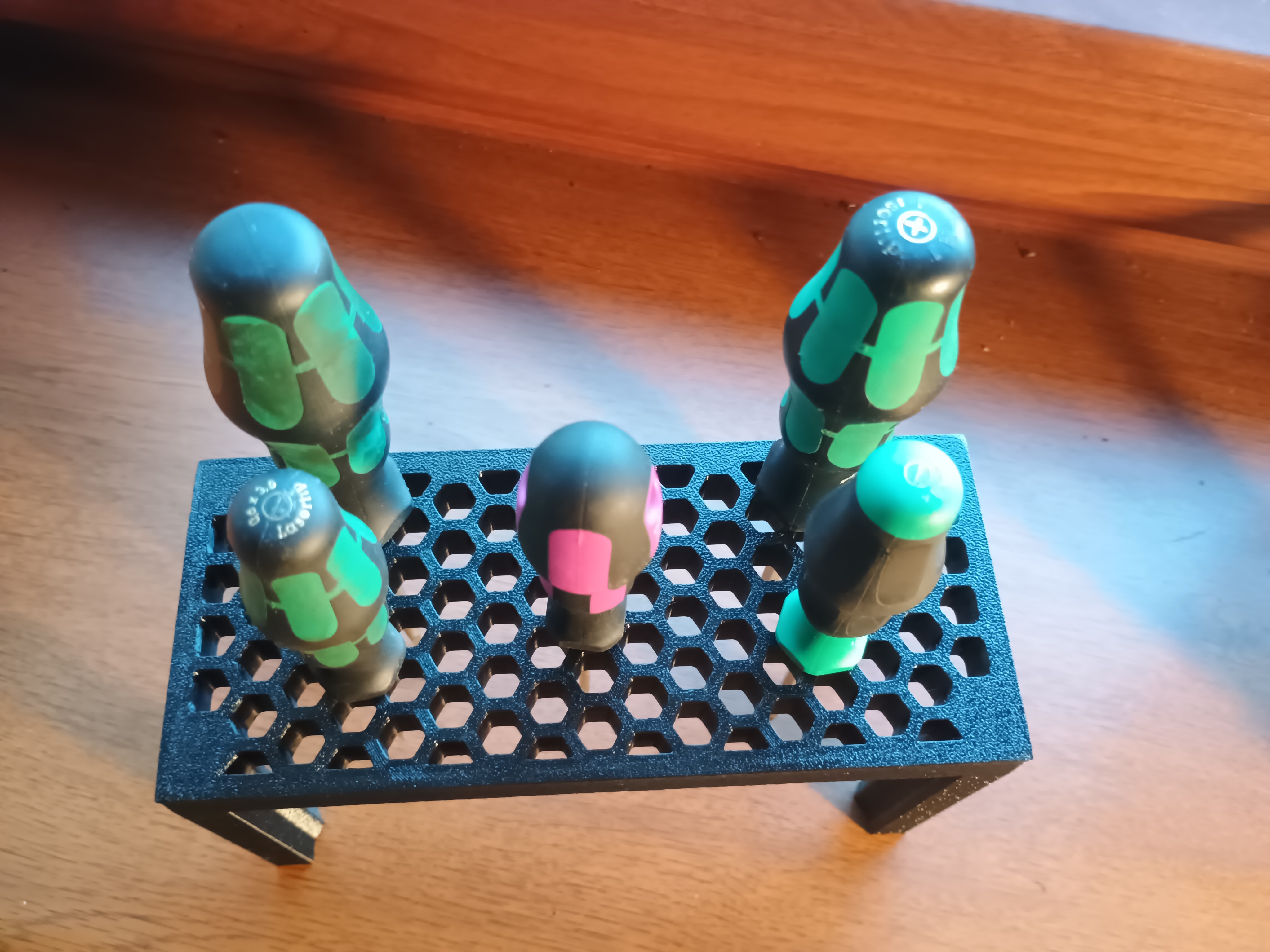 Miniatura 4 do modelo 3D Screwdriver holder for table, honeycomb pattern