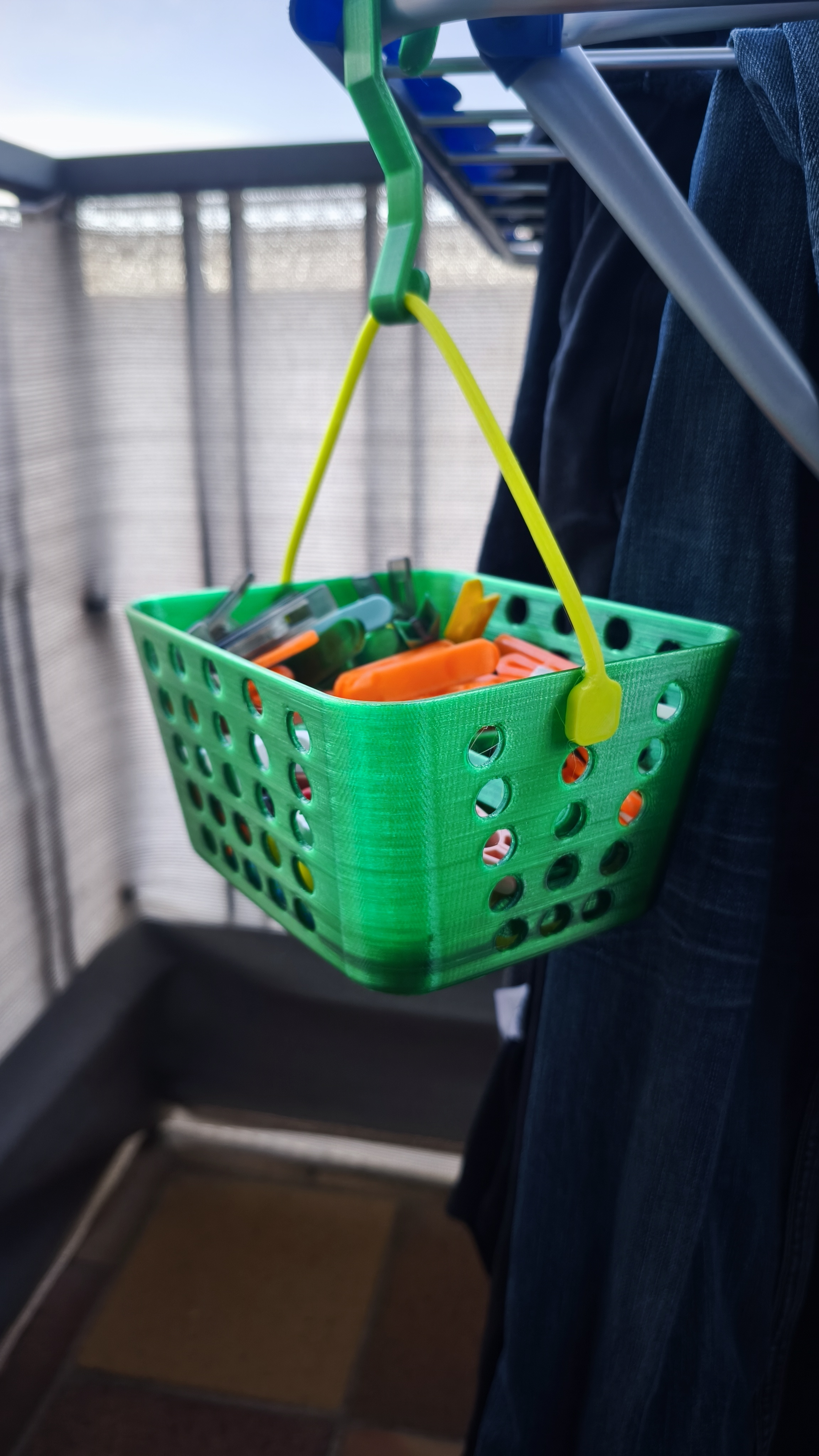 Cesta de pinzas para tender ropa