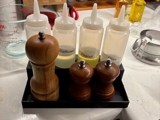 Oil bottle holder