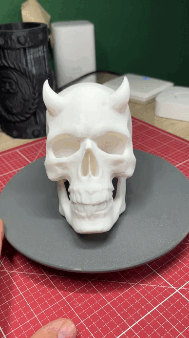 Schädel Totenkopf Skull mit Hörnern