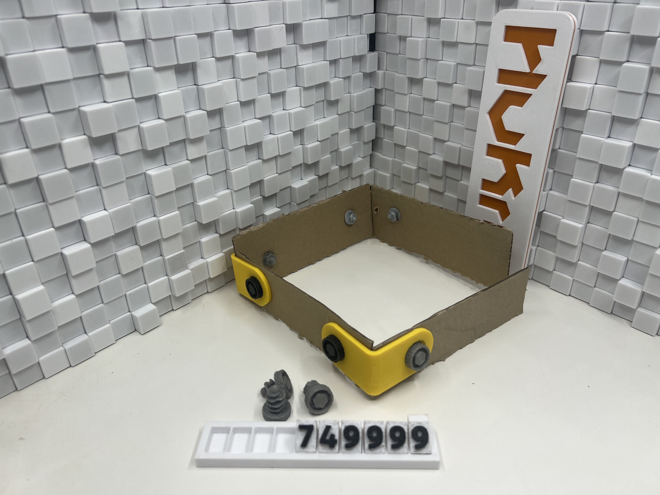 CardBoard Screw compatible with makaru