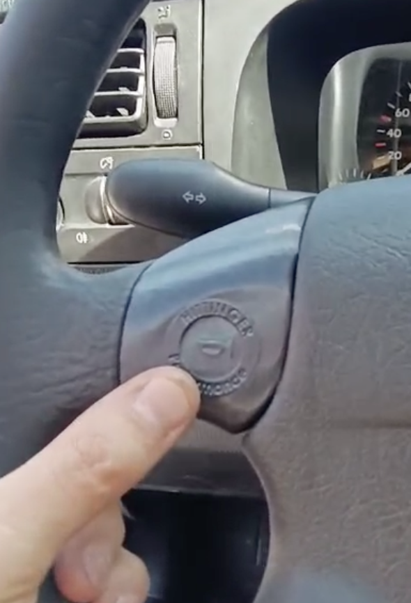 Steeringwheel Horn/Klaxon Button – VW Golf 3 (MK3)