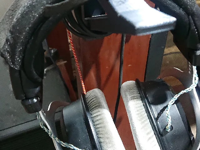 Headphones holder