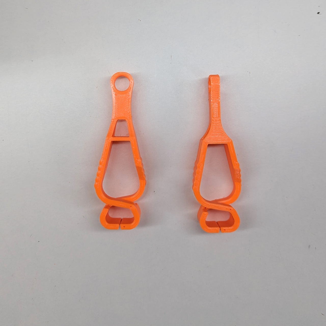 Gloves clip for hanging