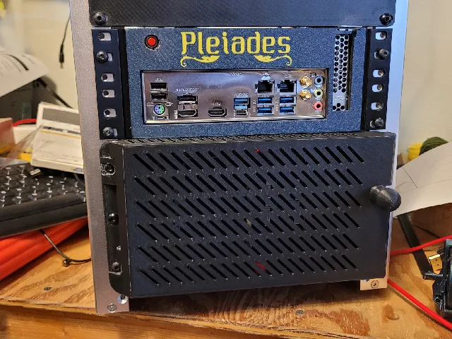 Front cover for 8-bay nas case for 10" mini rack