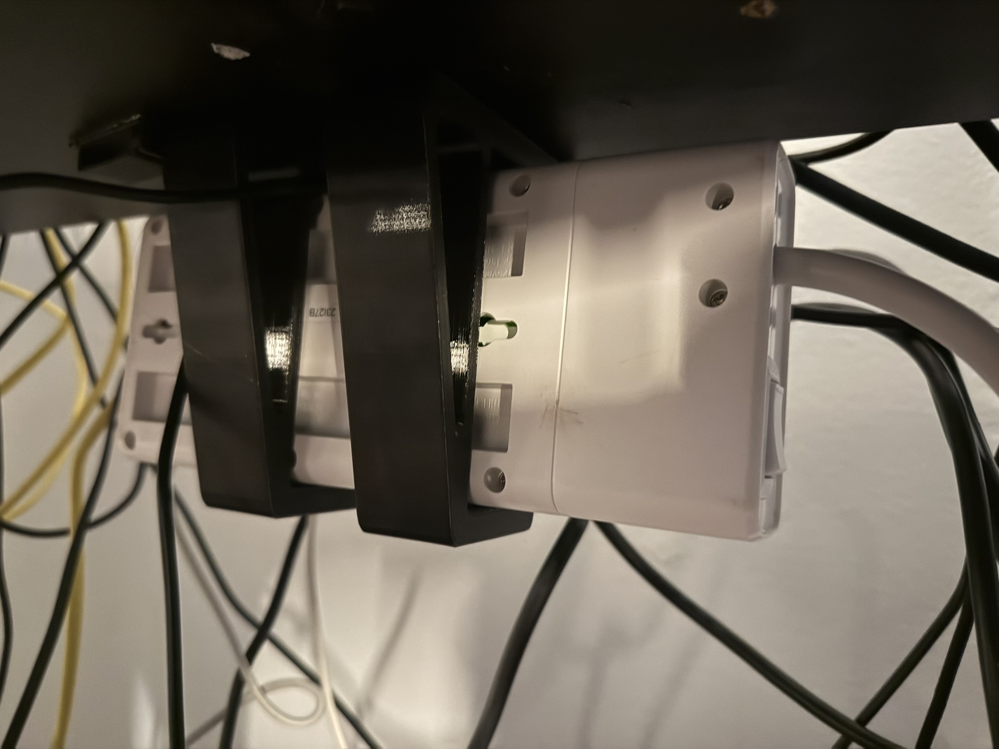 Remix Screwless Power Strip Desk Mount