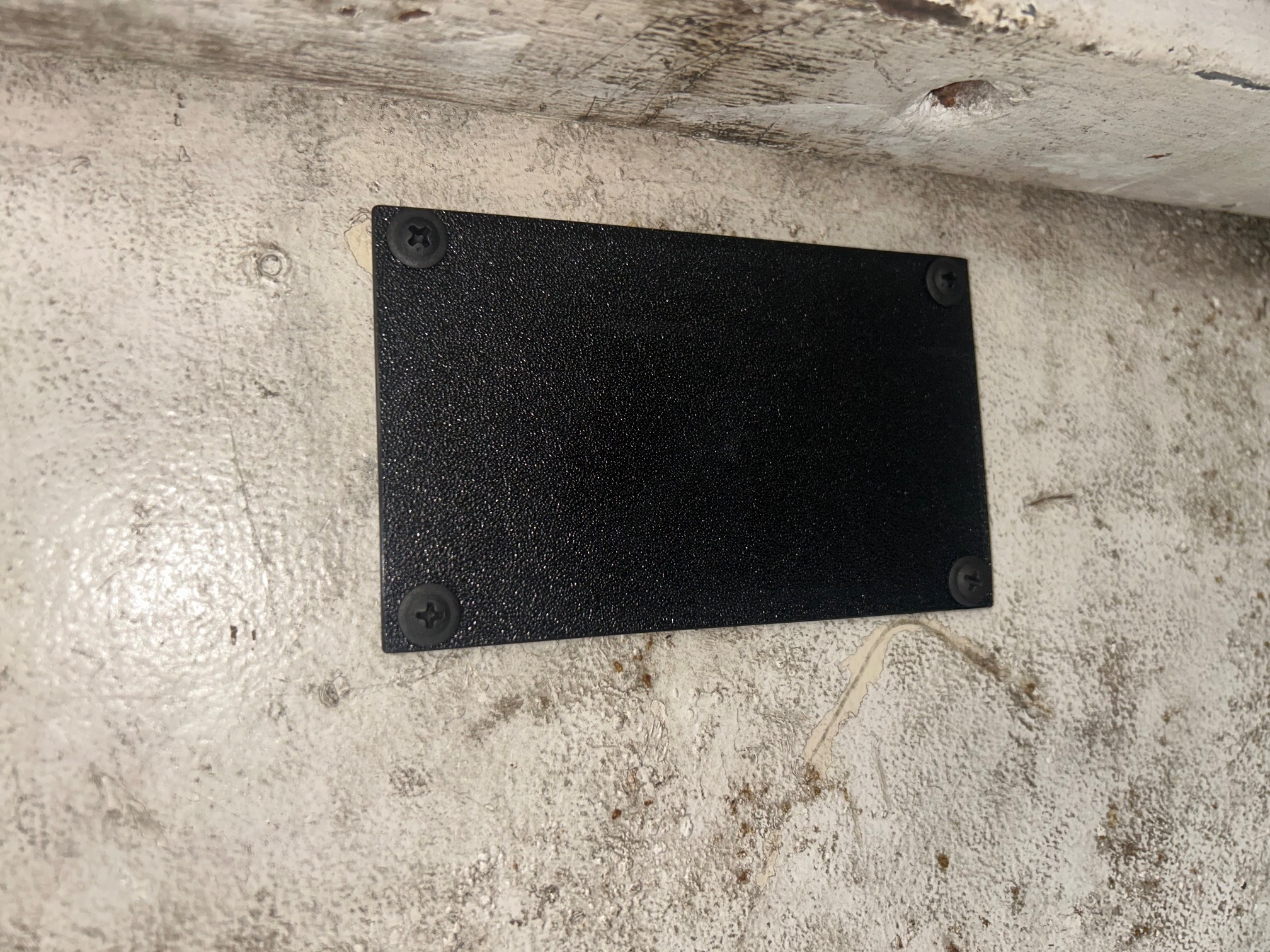 Simple "push-pull" door handle