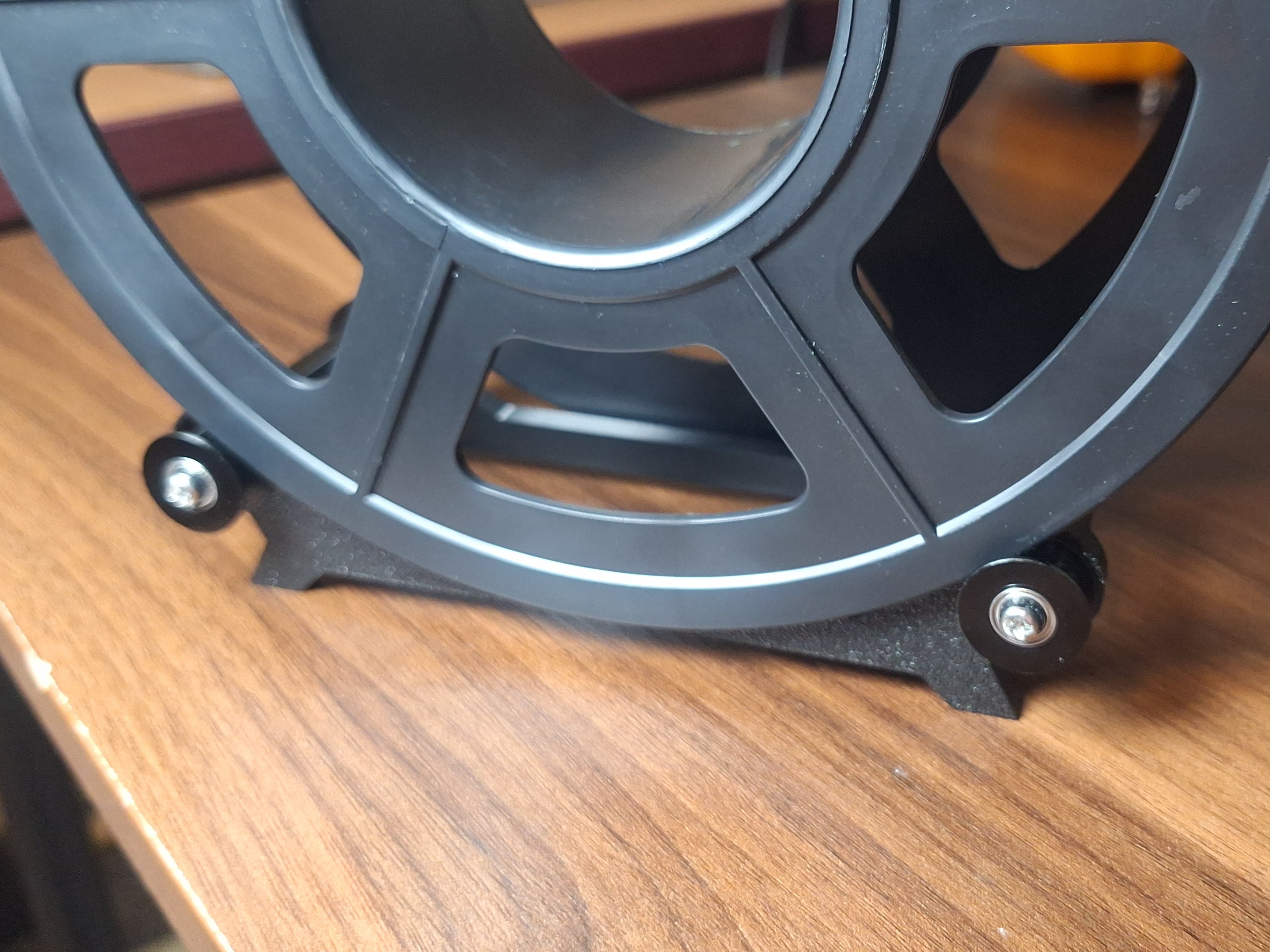 Adjustable minimalist spool roller.