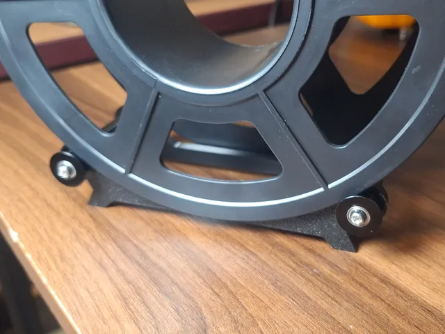 Adjustable minimalist spool roller.
