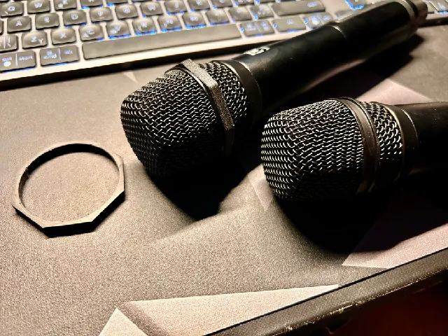 Wireless microphone anti-rolling ring