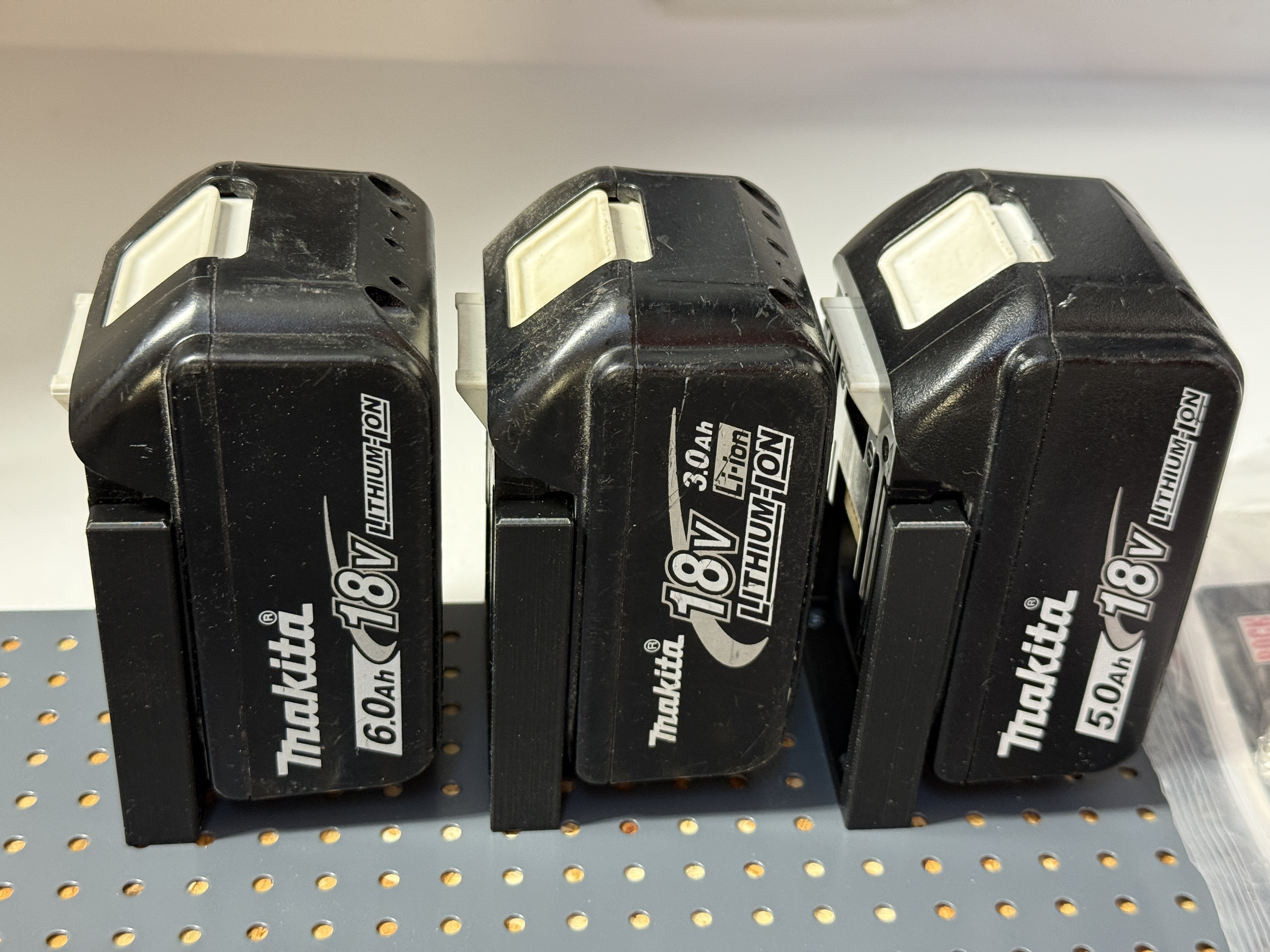 Makita 18V battery carrier. Horizontal fork model for space saving