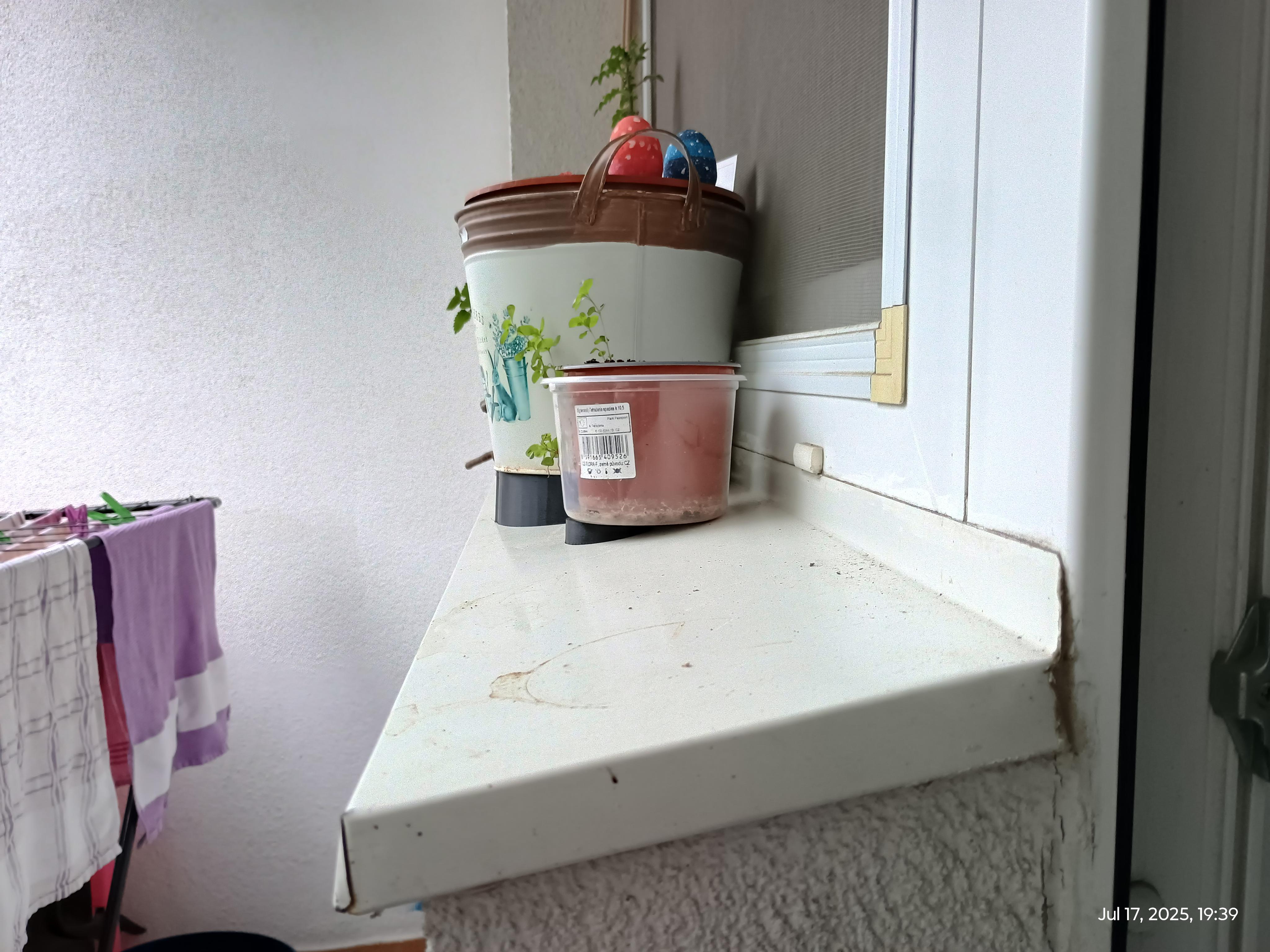Magnetic flower pot holder for sloped window sill (customizable parameterized OpenSCAD incl.) — thumbnail 2