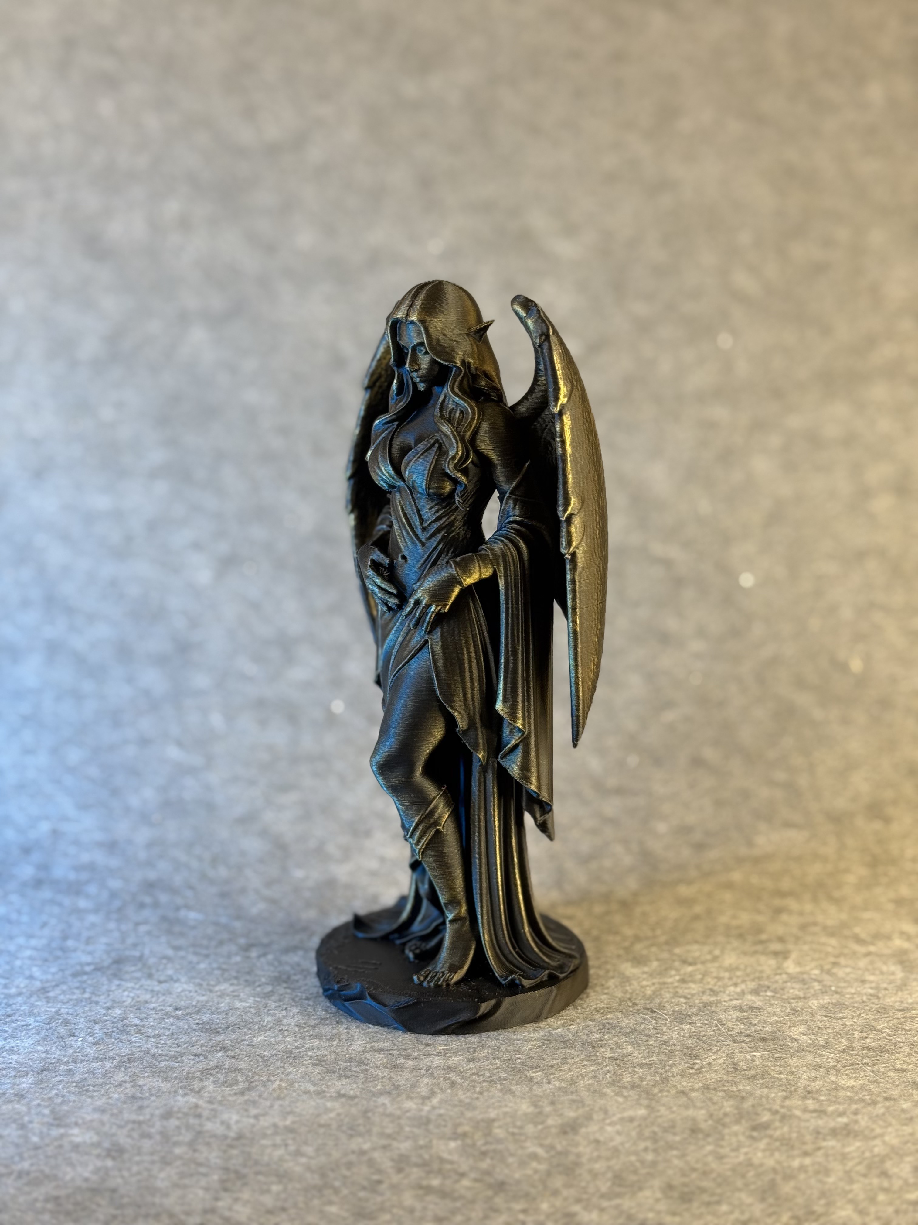 L'Eredità del Serafino Caduto: Scultura Intricata