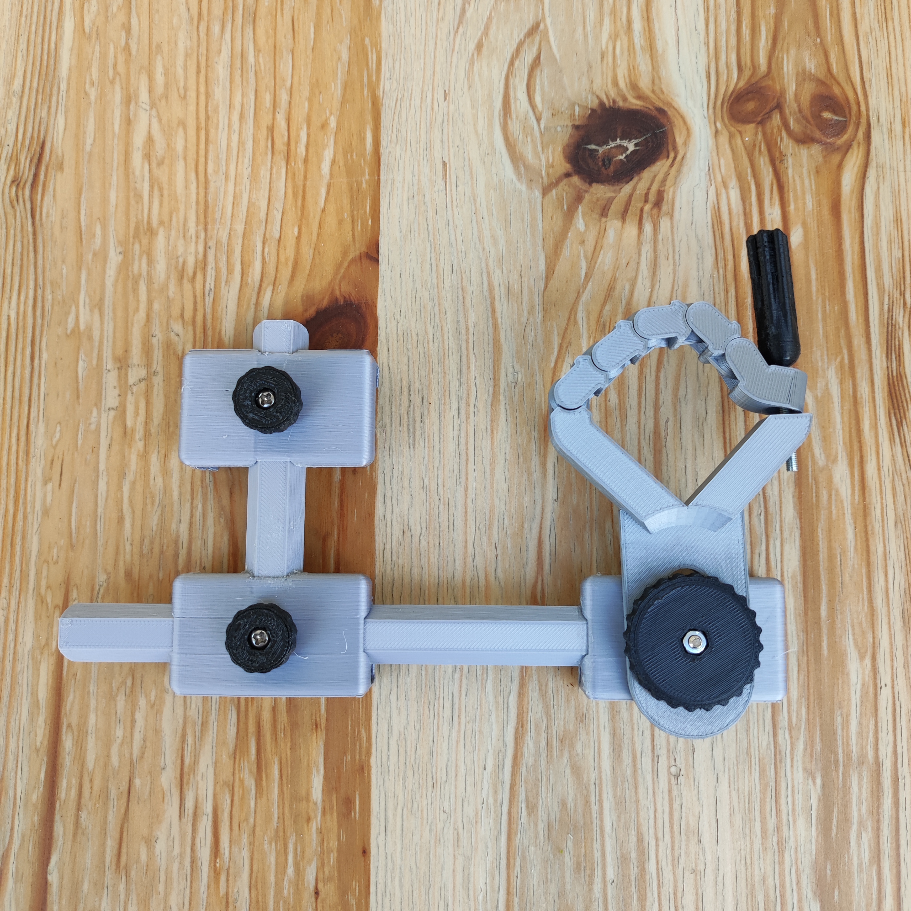 Adjustable binocular smartphone adapter