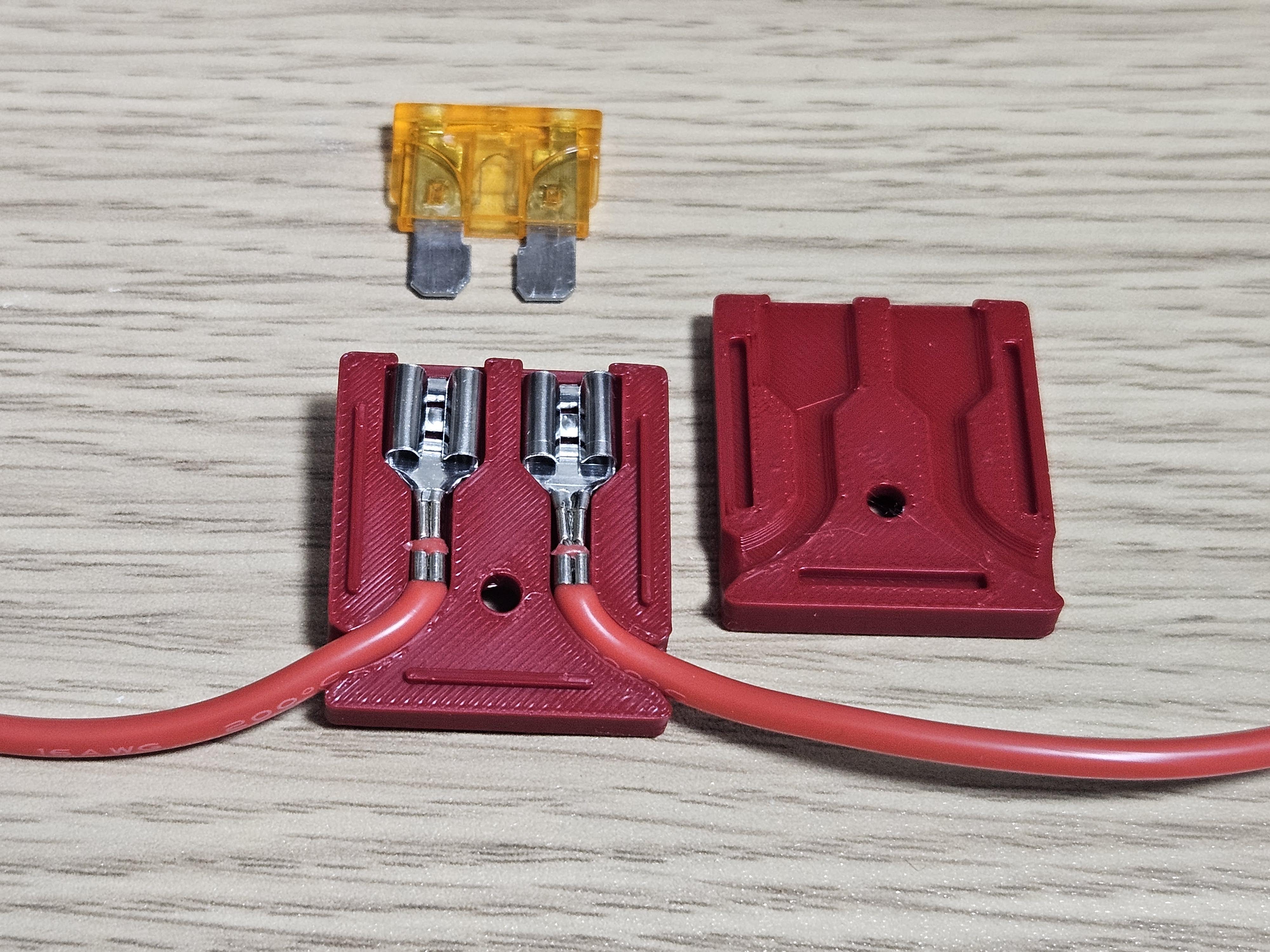 Short inline automotive blade fuse holder
