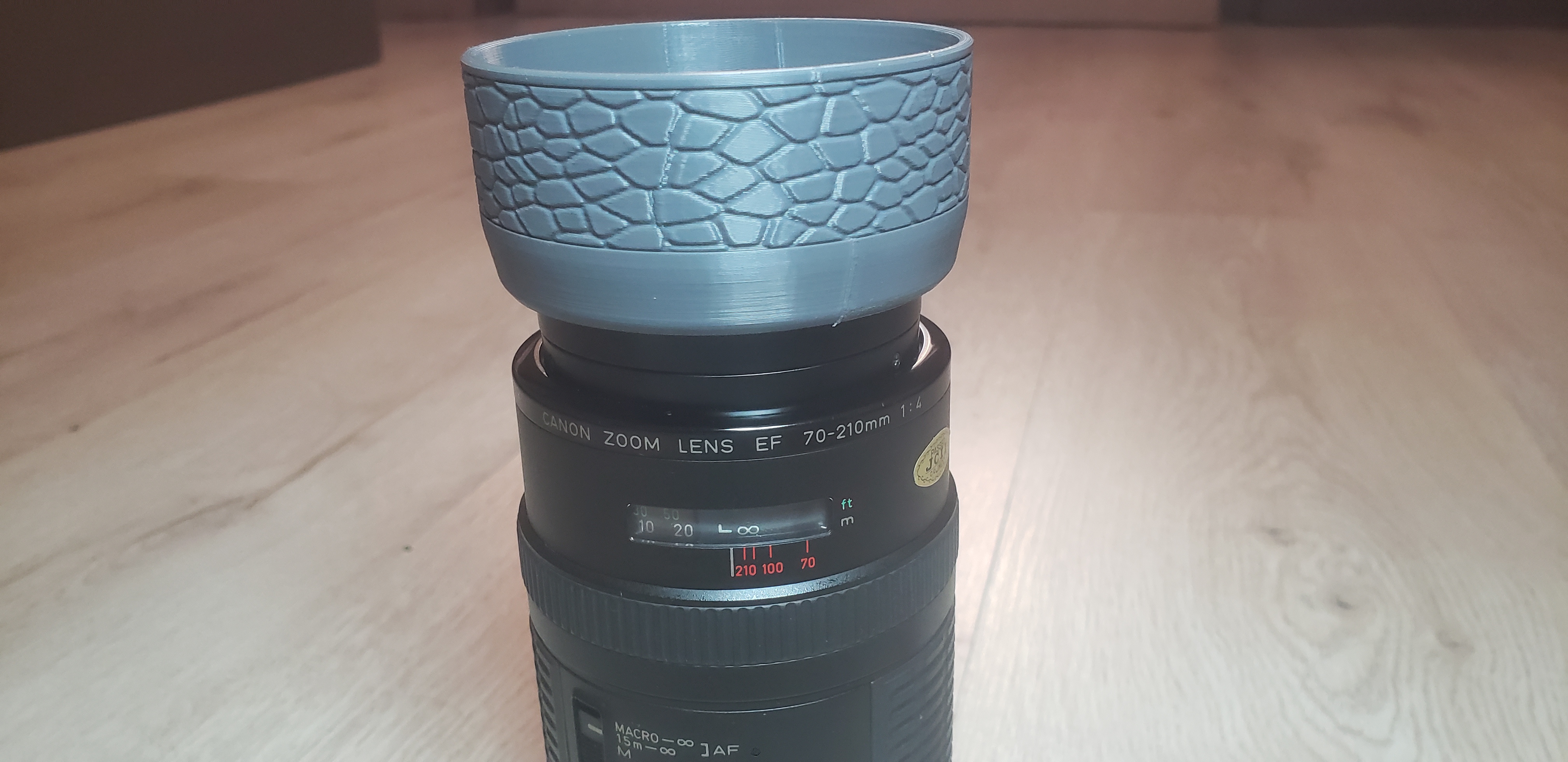 Canon zoom lens EF 70-210mm 1:4 sun shade