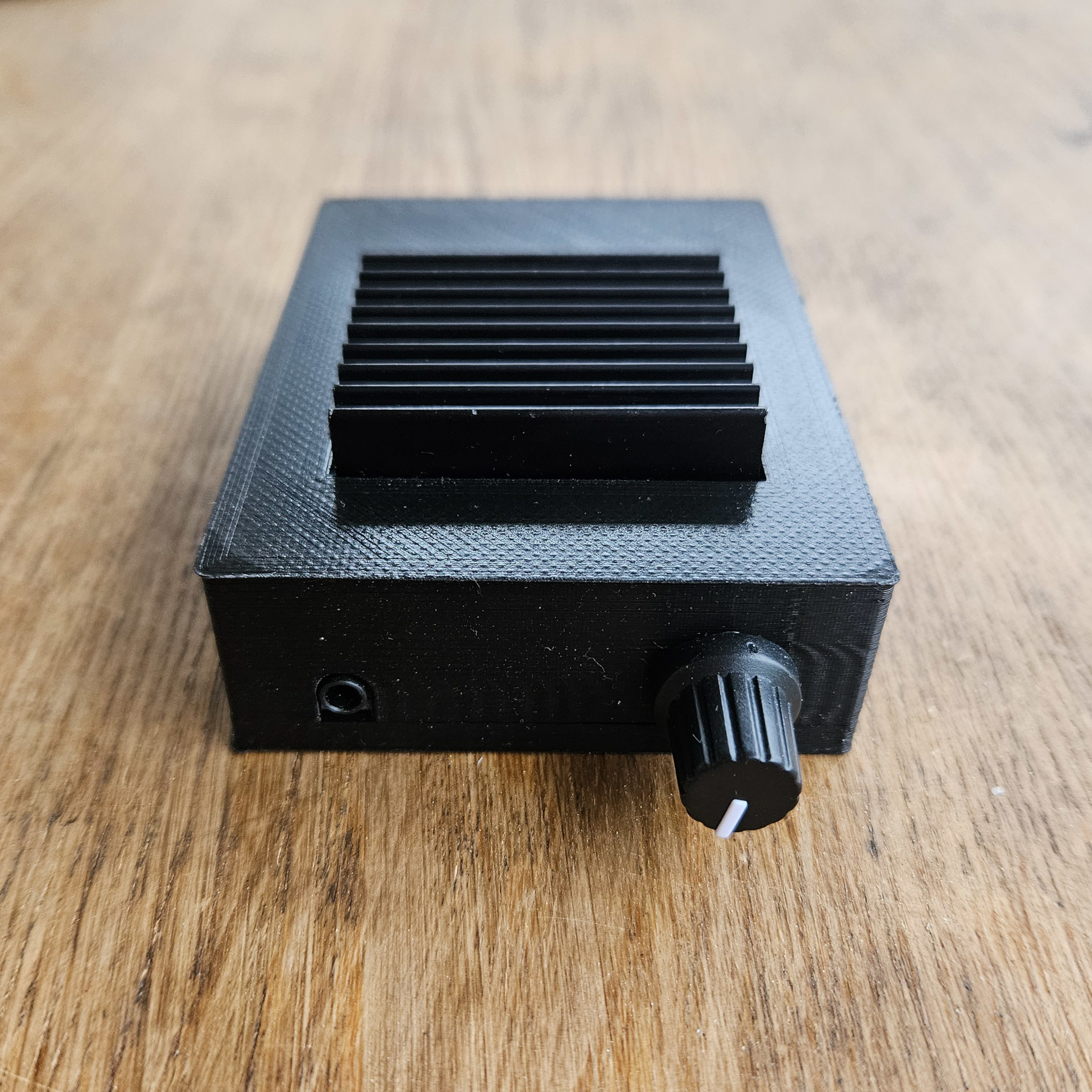 Amplifier enclosure for TDA7498